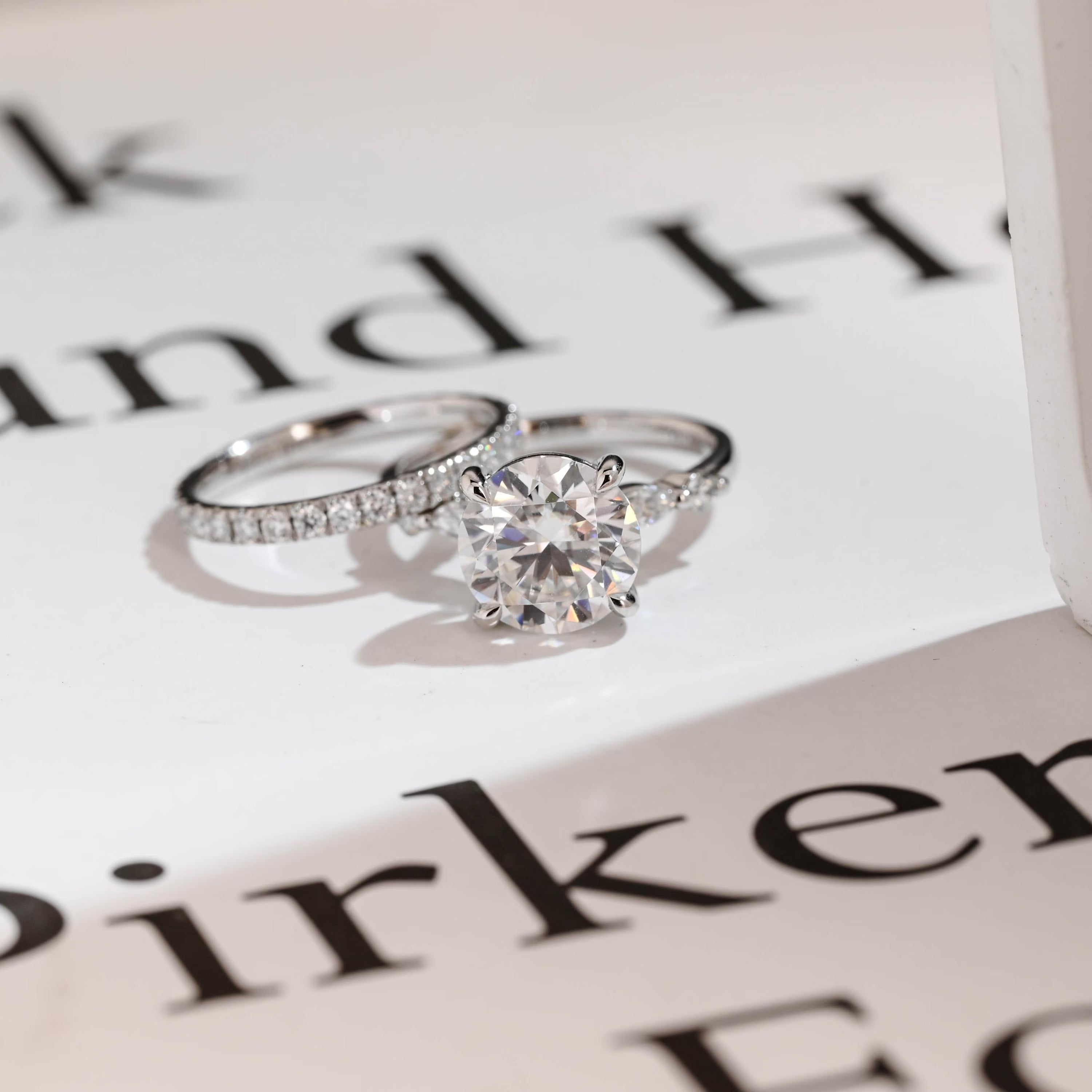 Solid Gold Round Moissanite Engagement Ring Set, Delicate Wedding Band Set Hauptbild