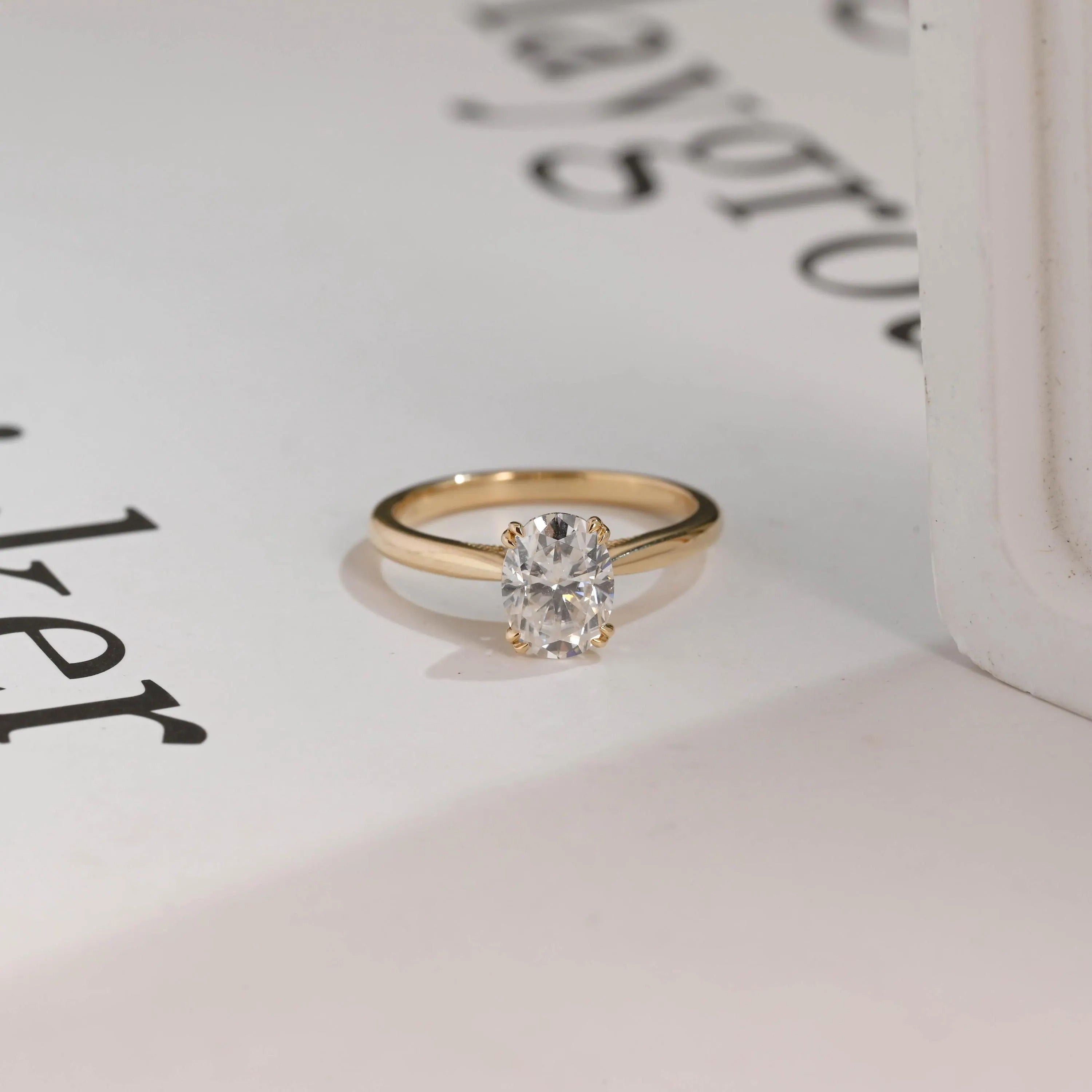 Solid Gold Oval Cut Lab-grown Diamond Engagement Ring, Tulip Floral Setting Image principale du produit