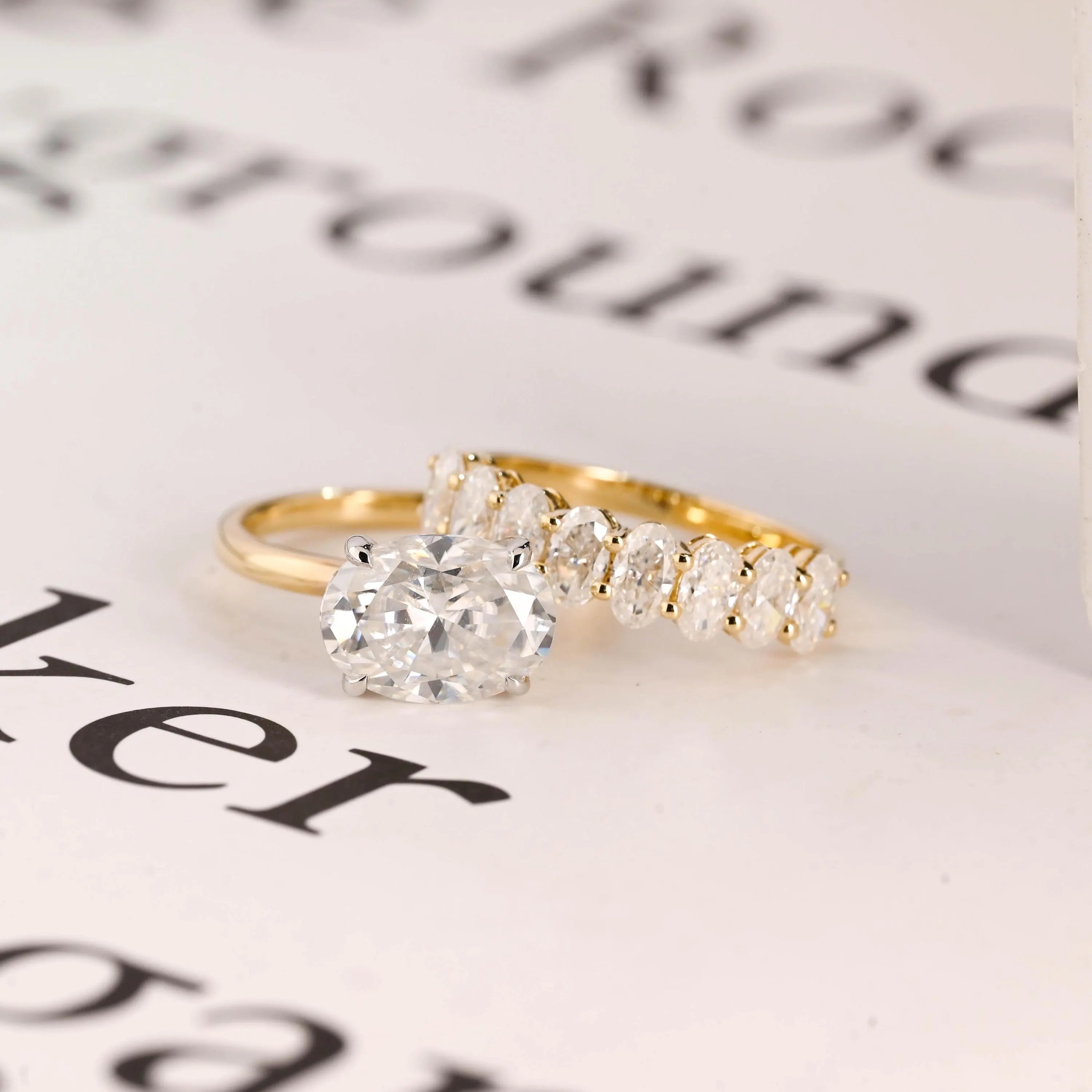 Solid Gold Two Tone Oval Moissanite Engagement Ring Set Hauptbild