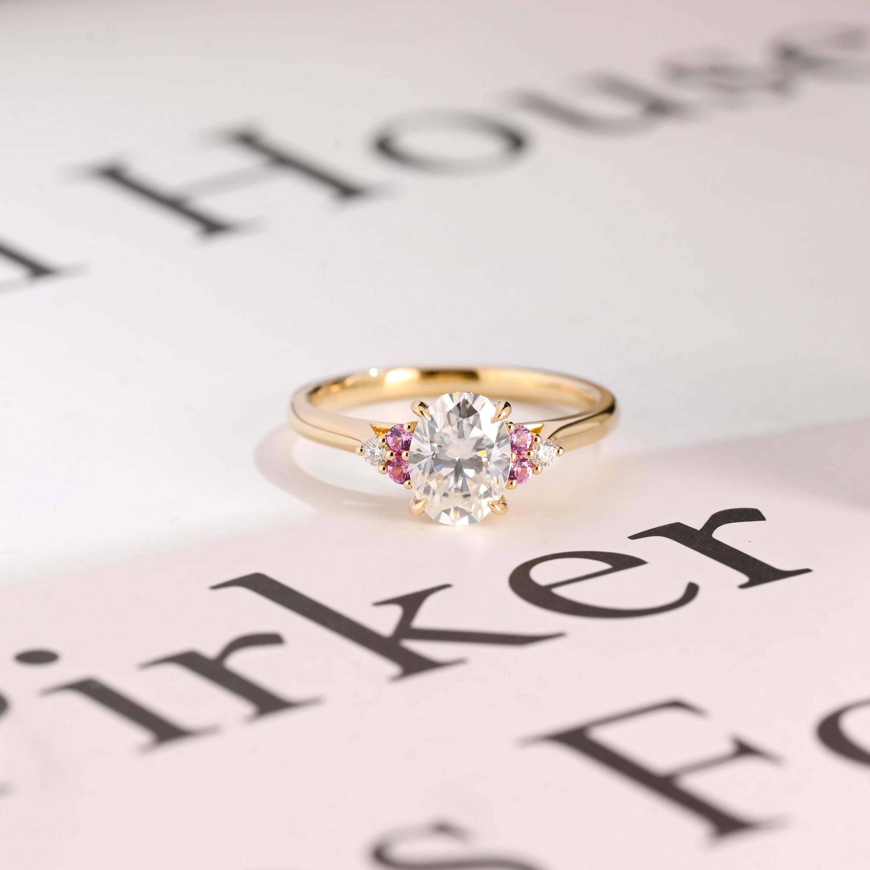 Solid Gold Oval Cut Moissanite Engagement Ring, Anniversary Gift for Her Image principale du produit