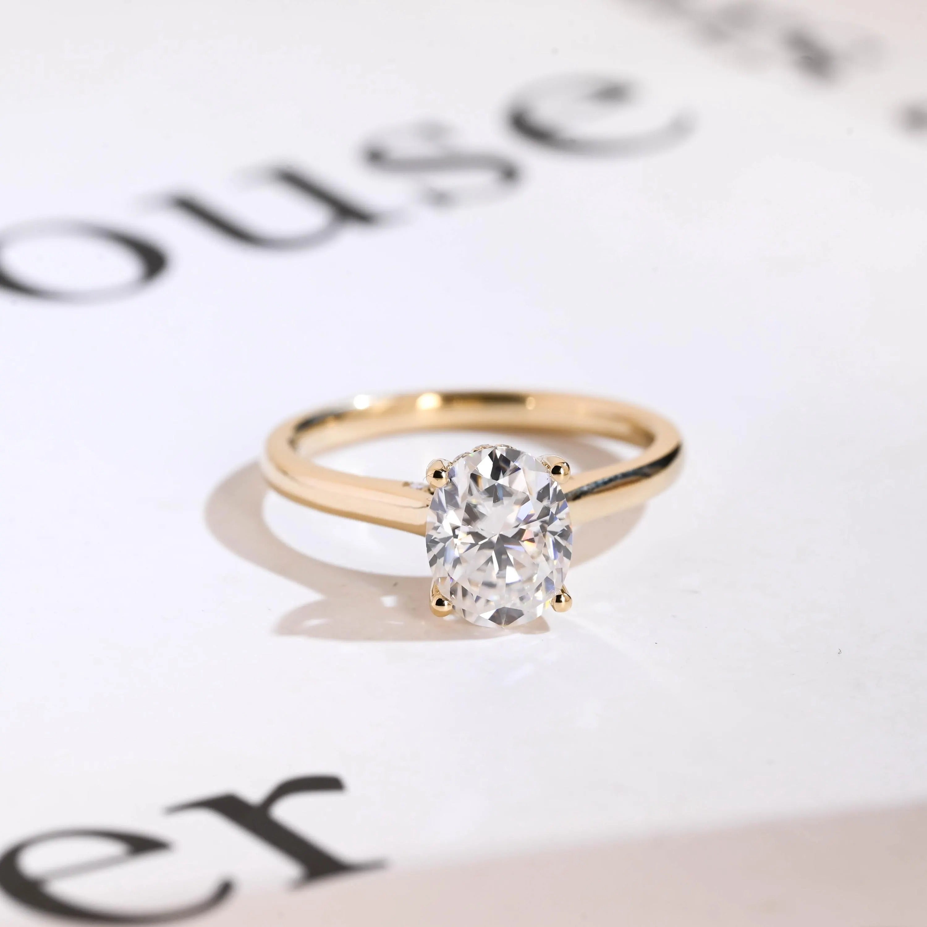 Solid Gold Oval Cut Moissanite Engagement Ring, Cathedral Setting Image principale du produit