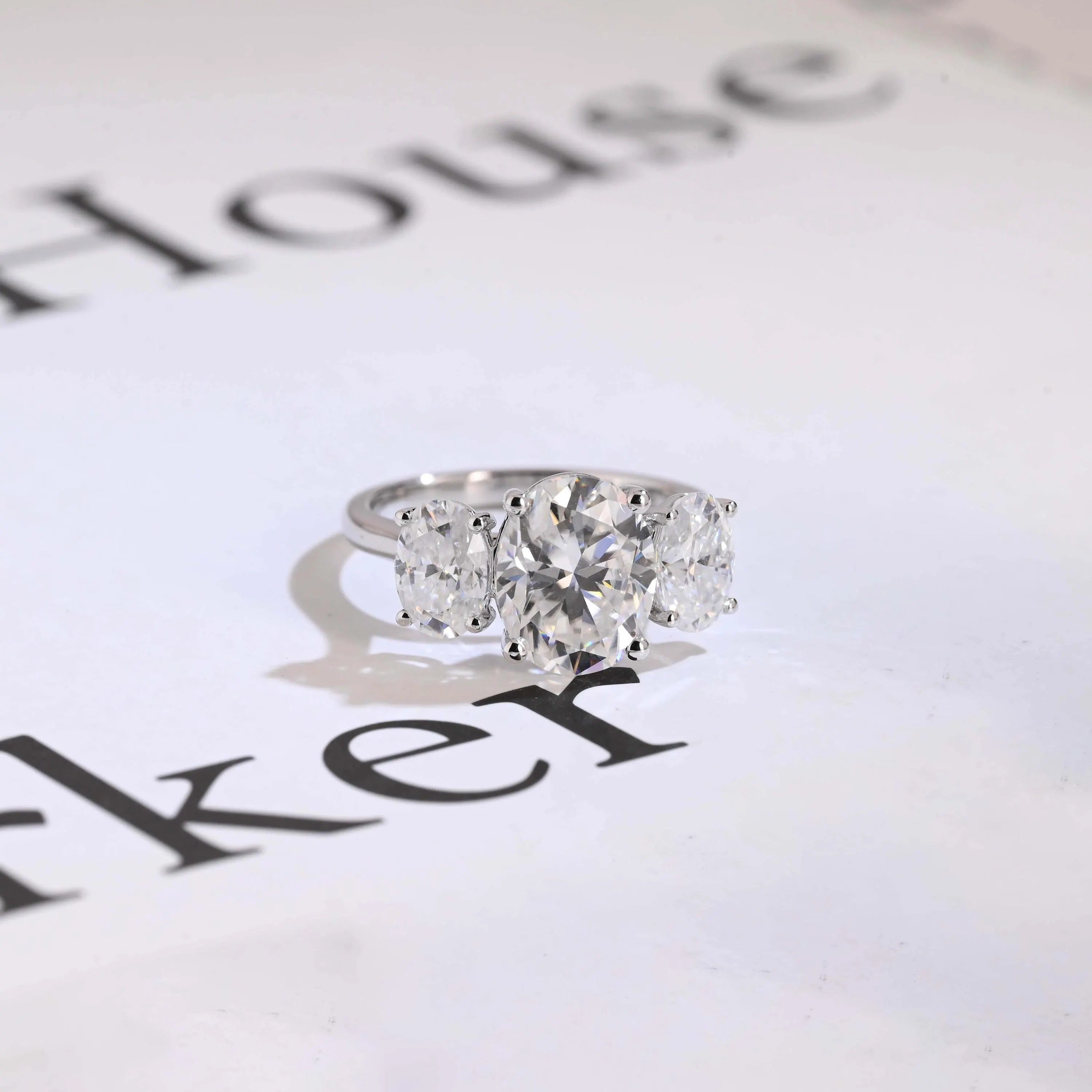 Solid Gold Oval Cut Moissanite Engagement Ring, Three Stone Ring Image principale du produit