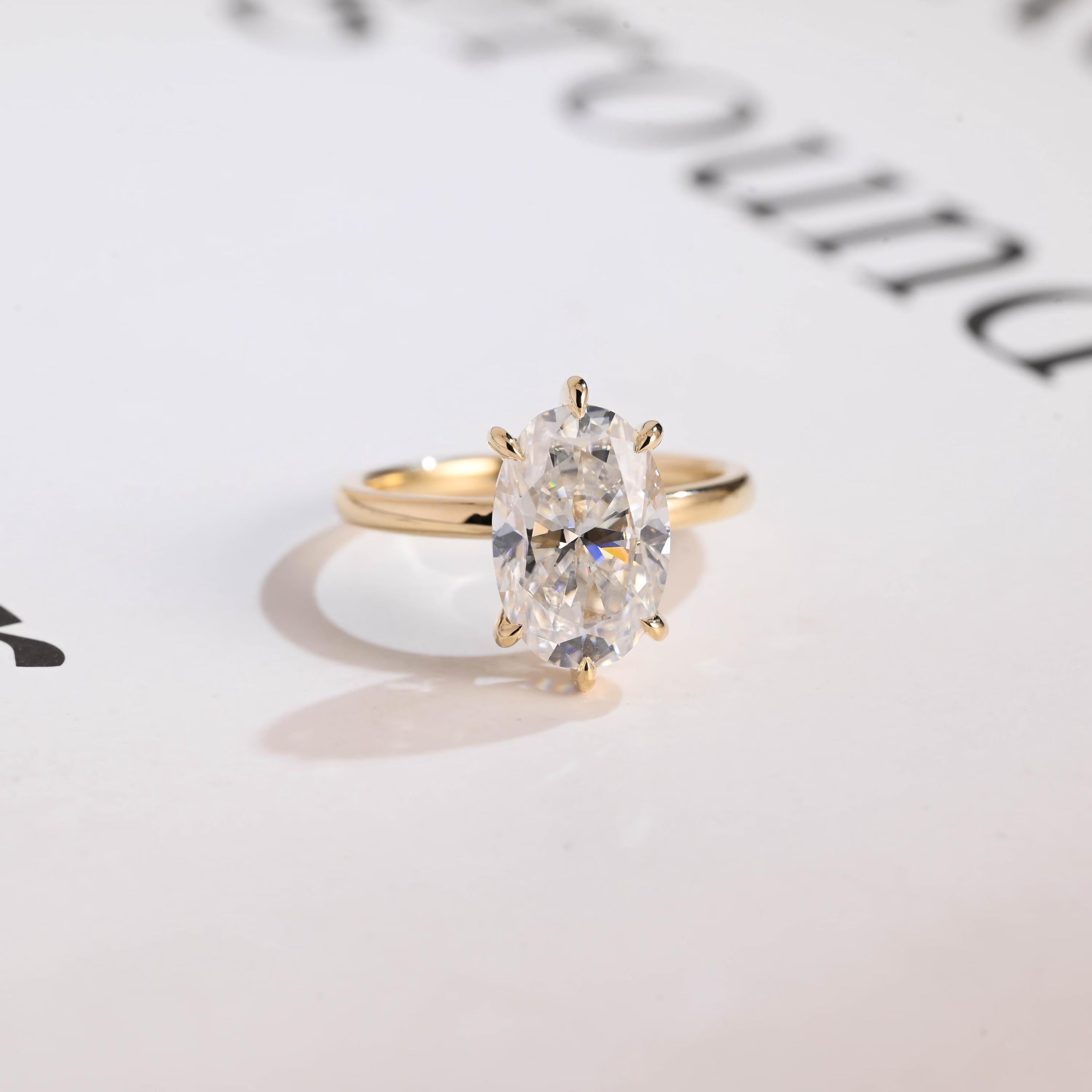 Solid Gold Oval Cut Moissanite Engagement Ring with Hidden Halo, Anniversary Gift for Her Image principale du produit