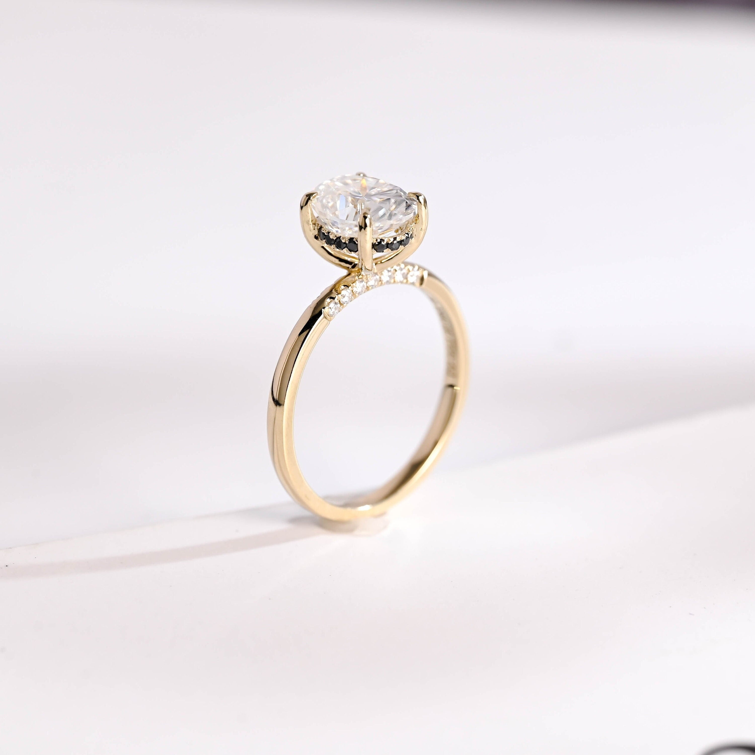 Solid Gold Oval Cut Moissanite Engagement Ring with Black Moissanite Hidden Halo Image secondaire du produit