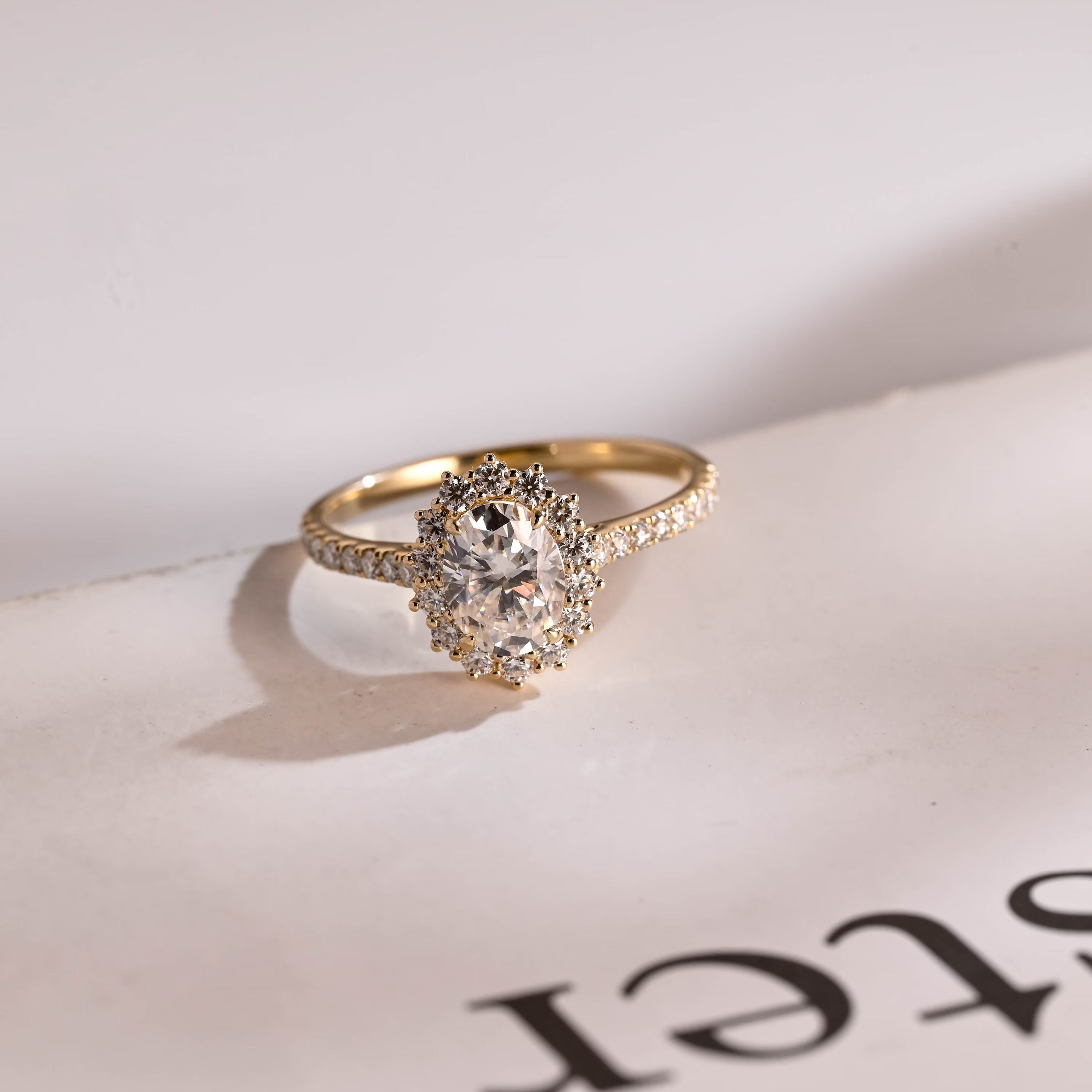Solid Gold Floral Halo Oval Moissanite Engagement Ring, Half Eternity Proposal Ring Image principale du produit