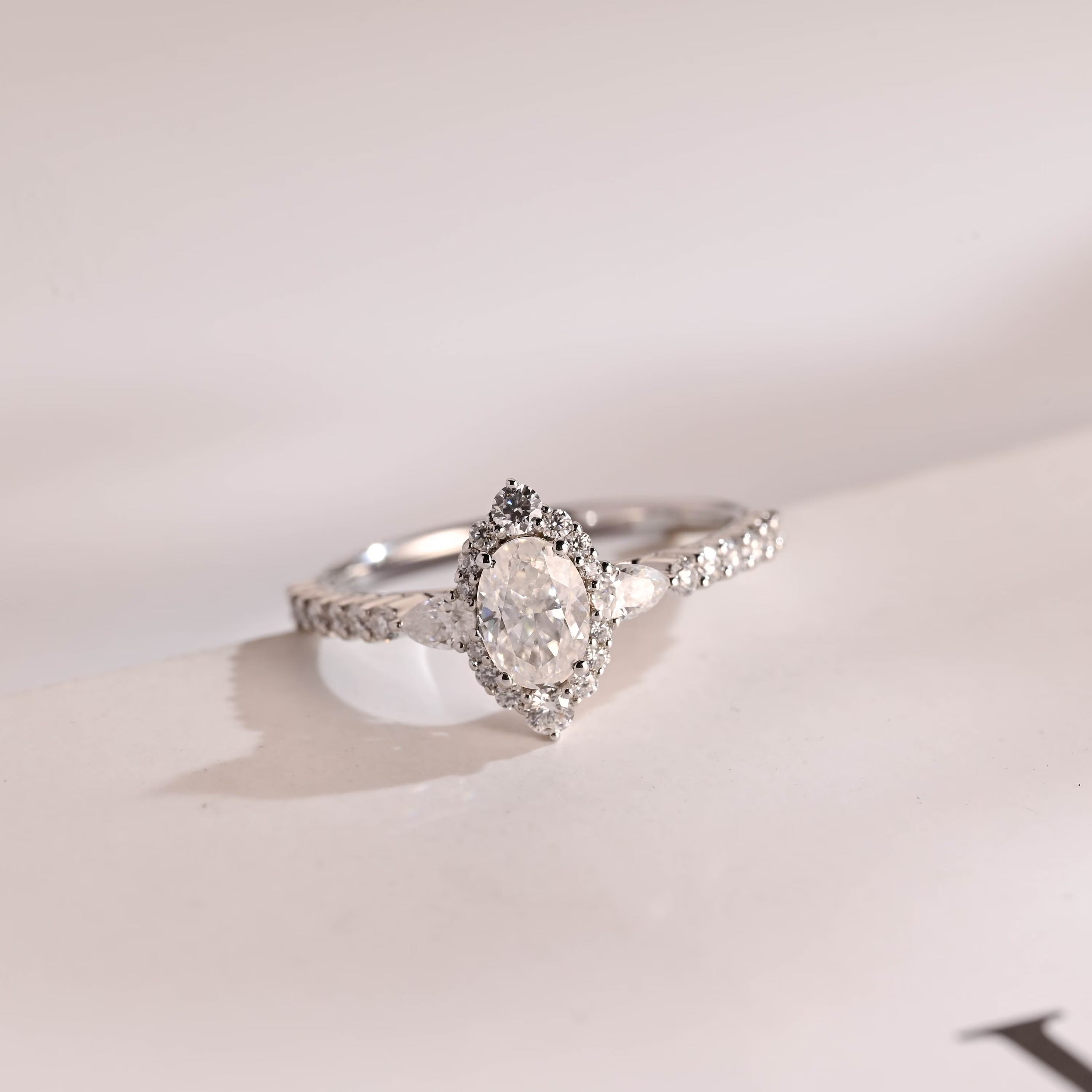 Solid Gold Halo Crushed Ice Oval Moissanite Engagement Ring, Half Eternity Proposal Ring Imagen principal del producto
