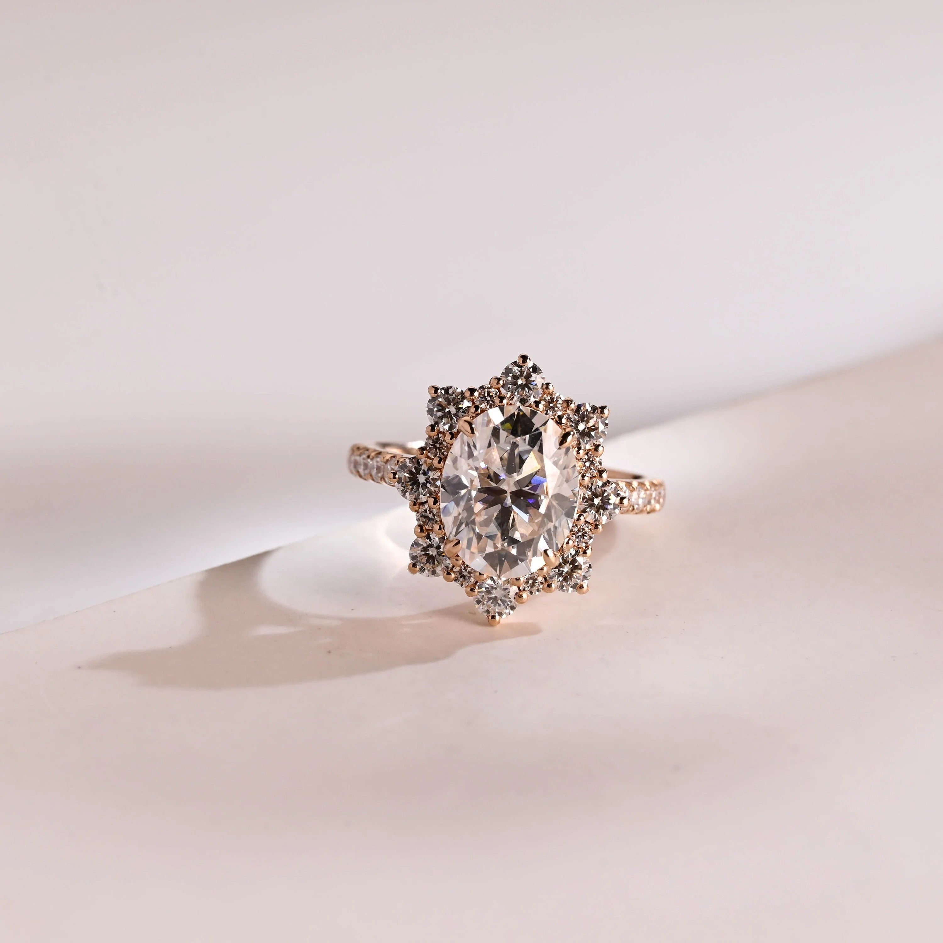 Solid Gold Floral Halo Oval Moissanite Half Eternity Engagement Ring Imagen principal del producto
