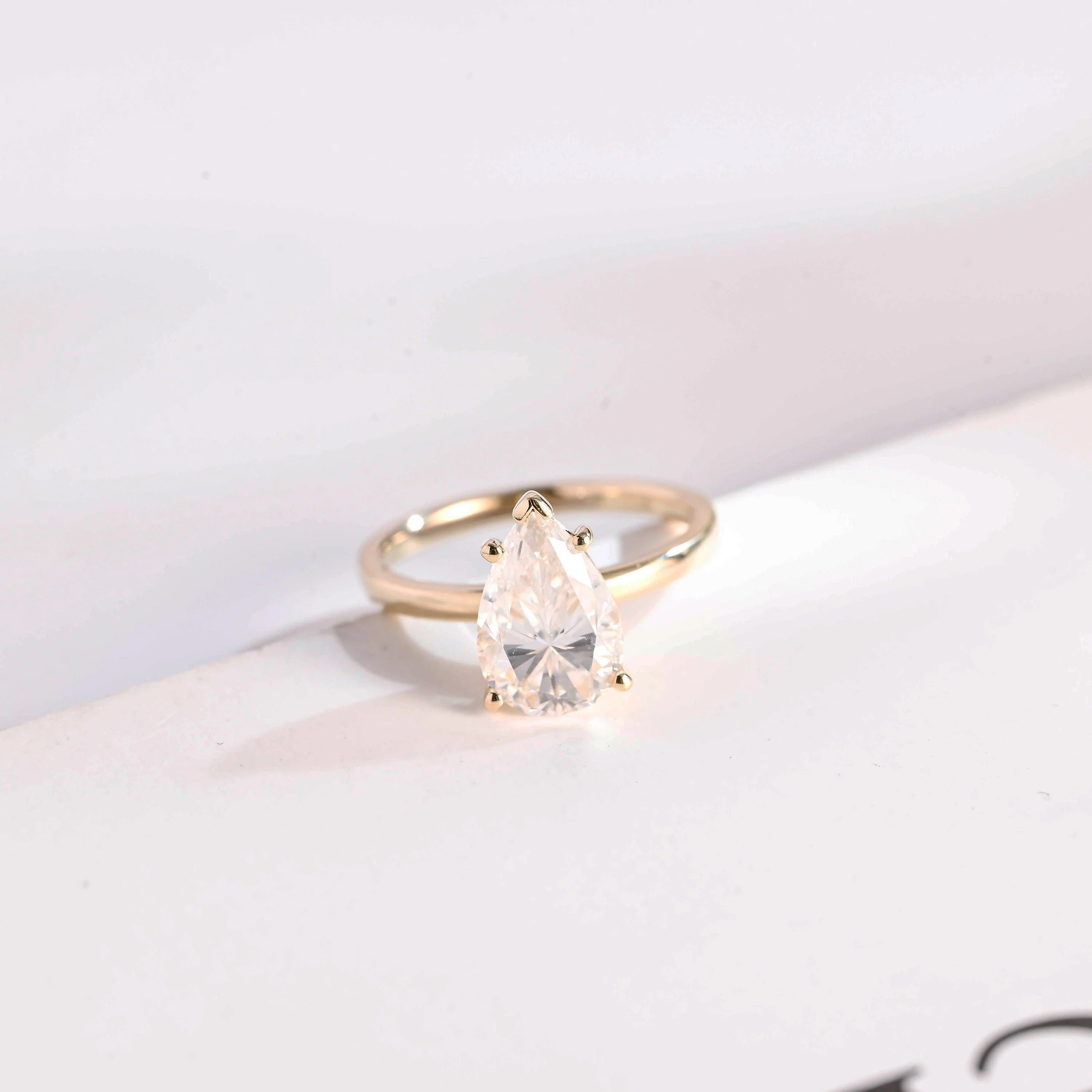 Solid Gold Minimalist Pear Moissanite Engagement Ring Image principale du produit