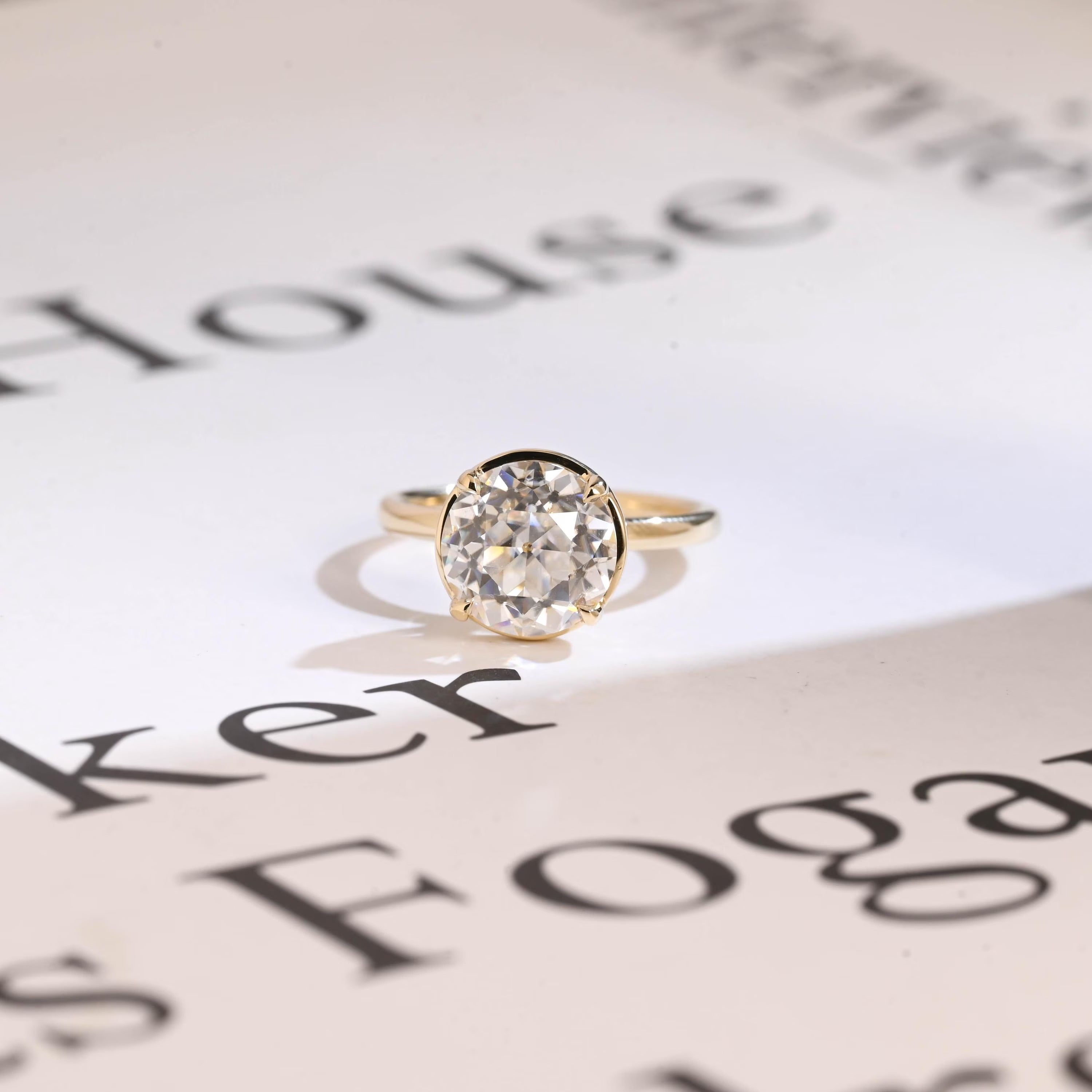 Old Mine Round Cut Moissanite Engagement Ring, Solid Gold Proposal Ring Immagine principale del prodotto
