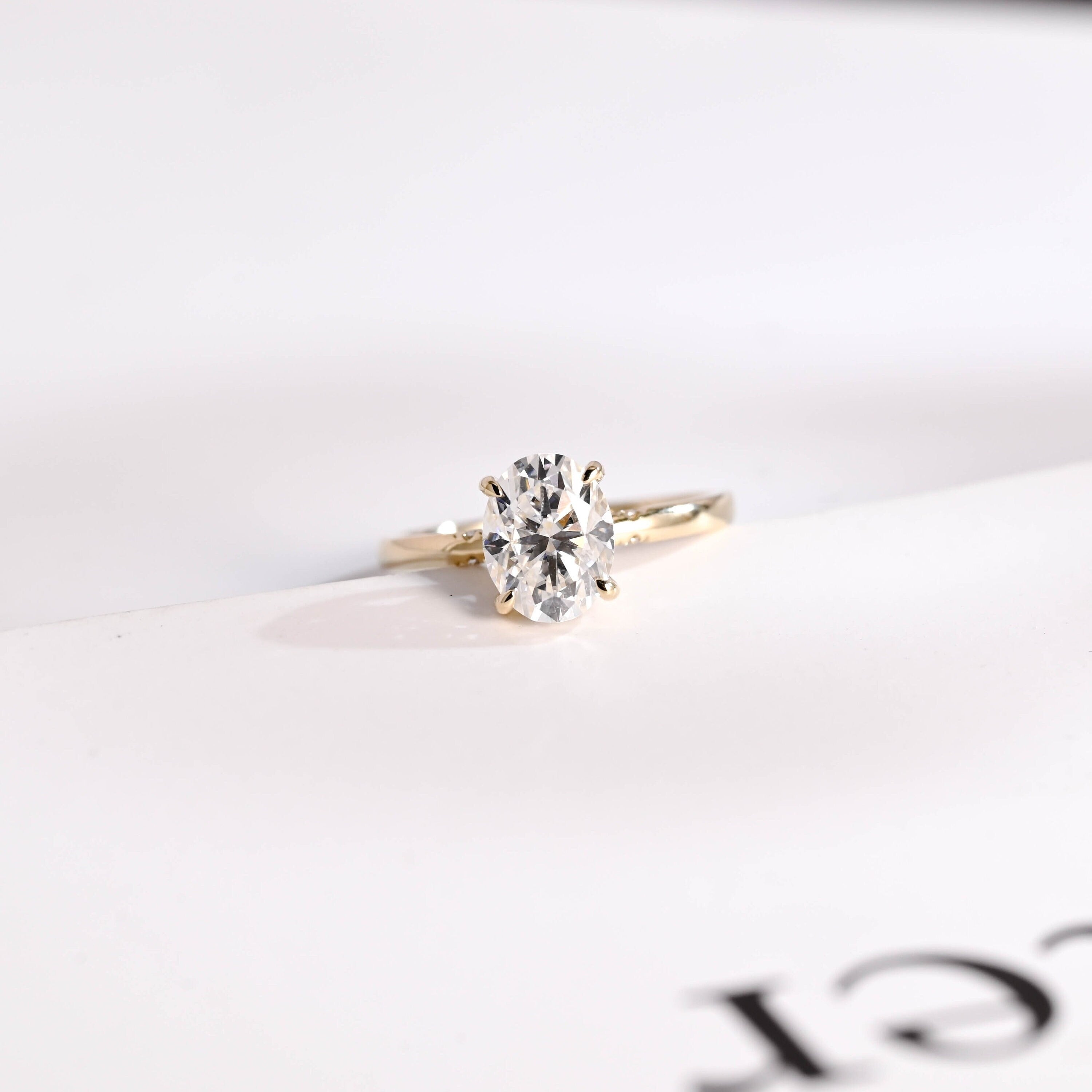 Solid Gold Oval Cut Moissanite Engagement Ring with Black Moissanite Hidden Halo Image principale du produit