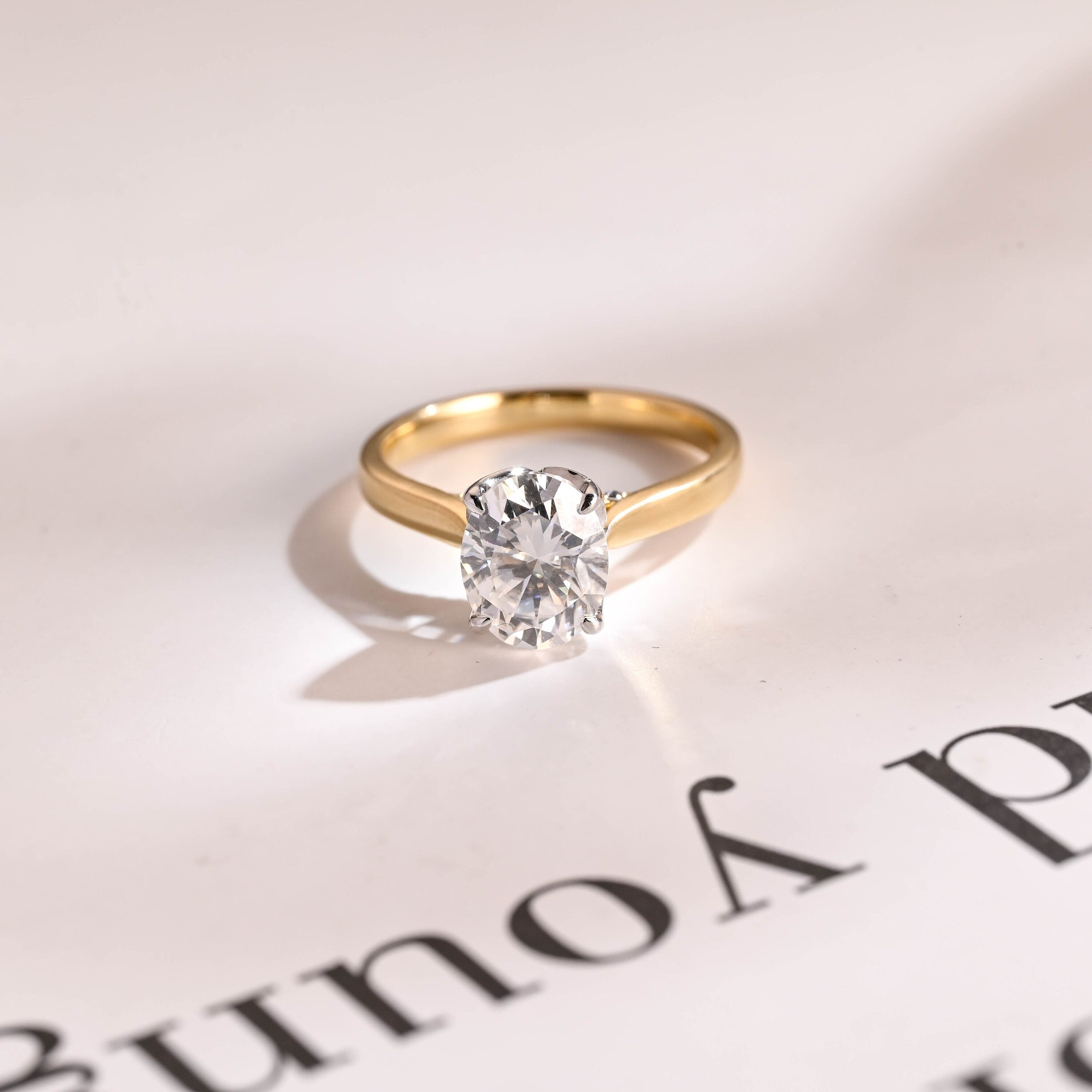 Solid Gold Oval Cut Moissanite Engagement Ring, Two Tone Ring Imagen principal del producto