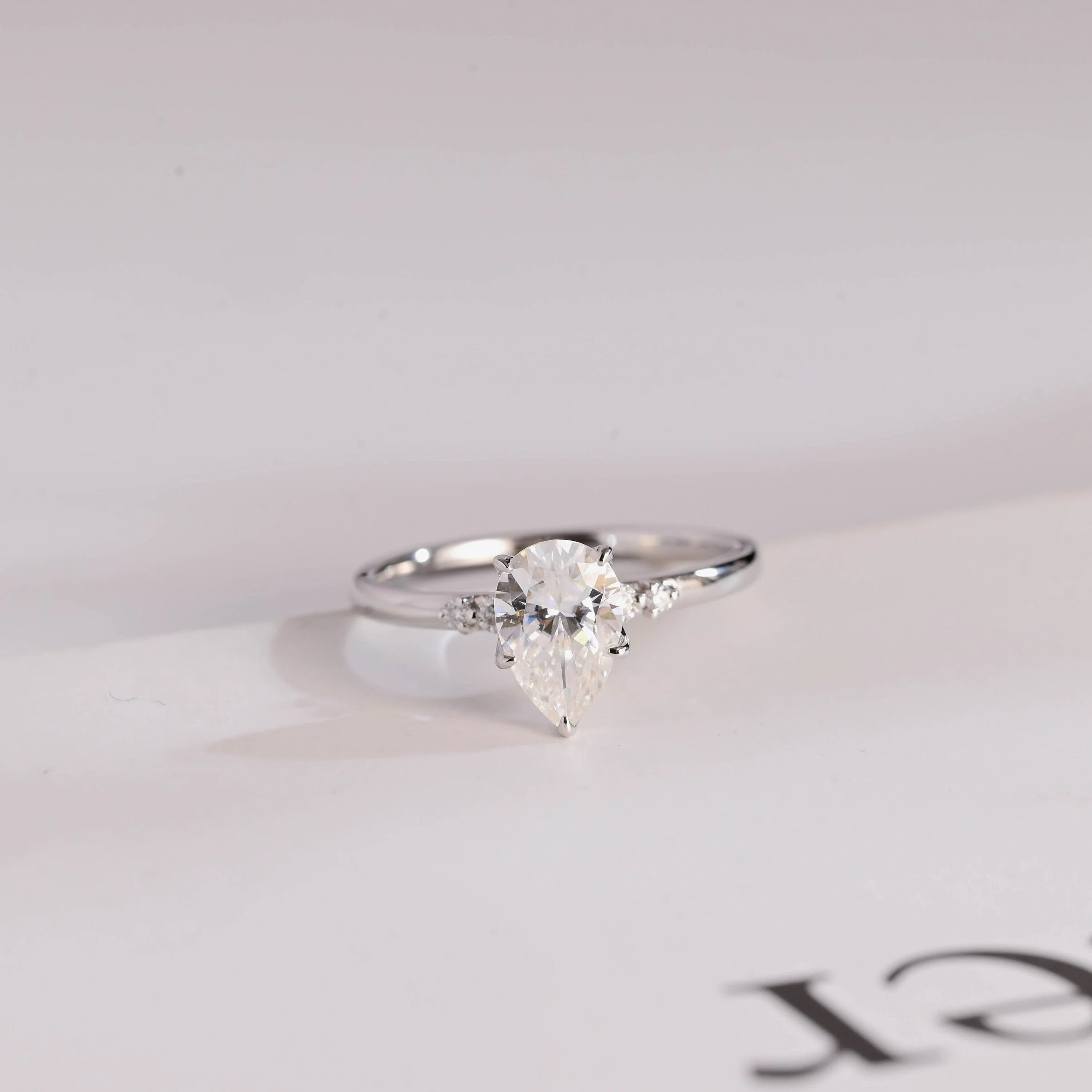 Solid Gold Pear Cut Moissanite Engagement Ring with Side Stone Image principale du produit