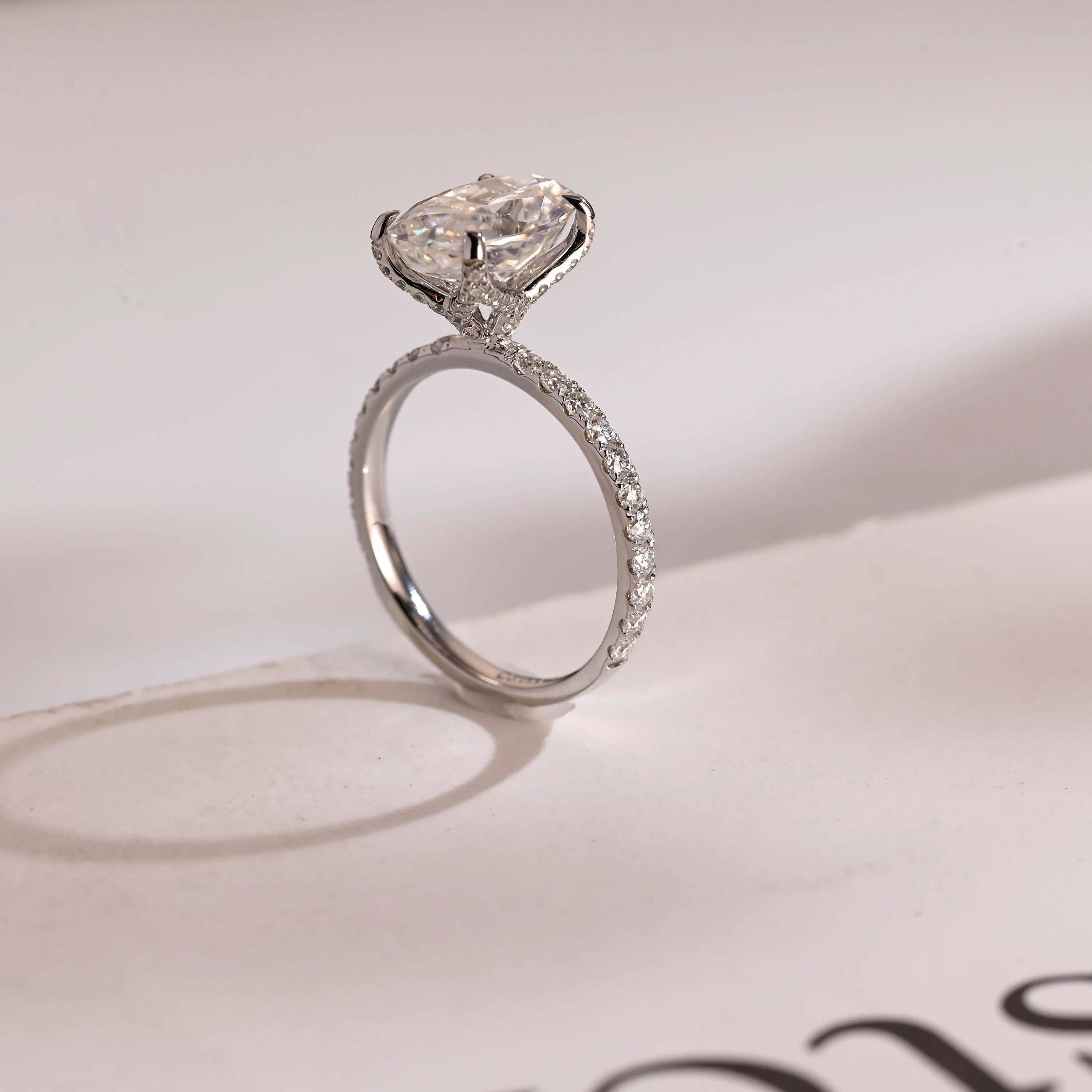 Solid Gold Crushed Ice Elongated Oval Moissanite Engagement Ring Imagen secundaria del producto