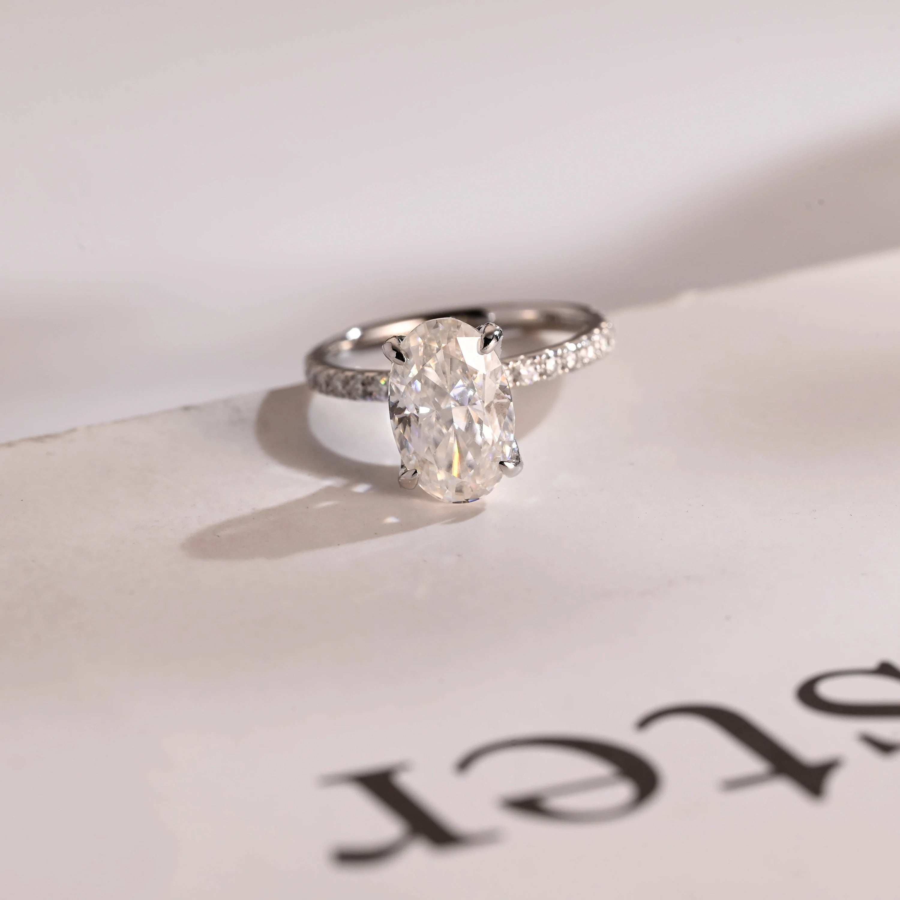 Solid Gold Crushed Ice Elongated Oval Moissanite Engagement Ring Imagen principal del producto