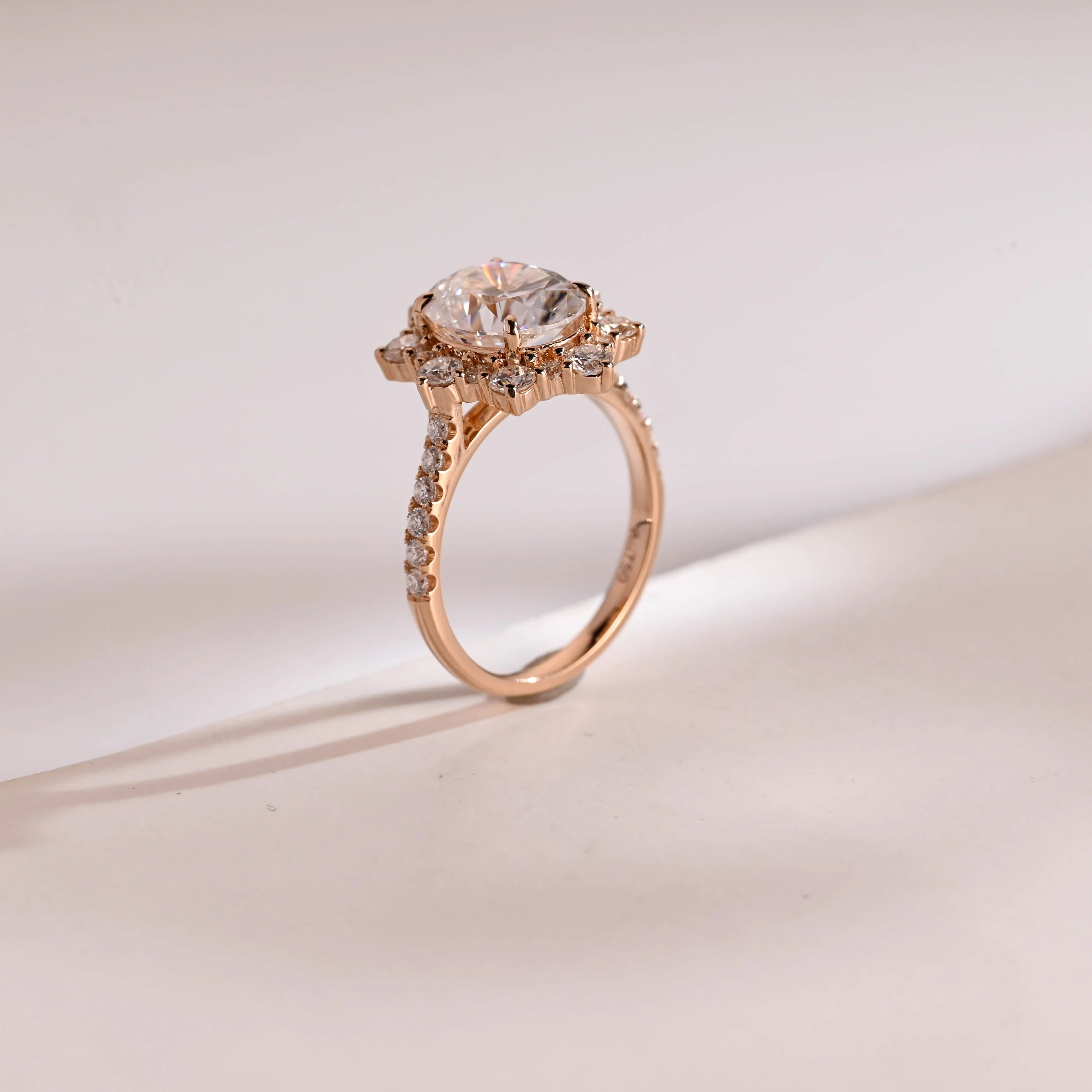 Solid Gold Floral Halo Oval Moissanite Half Eternity Engagement Ring Imagen secundaria del producto