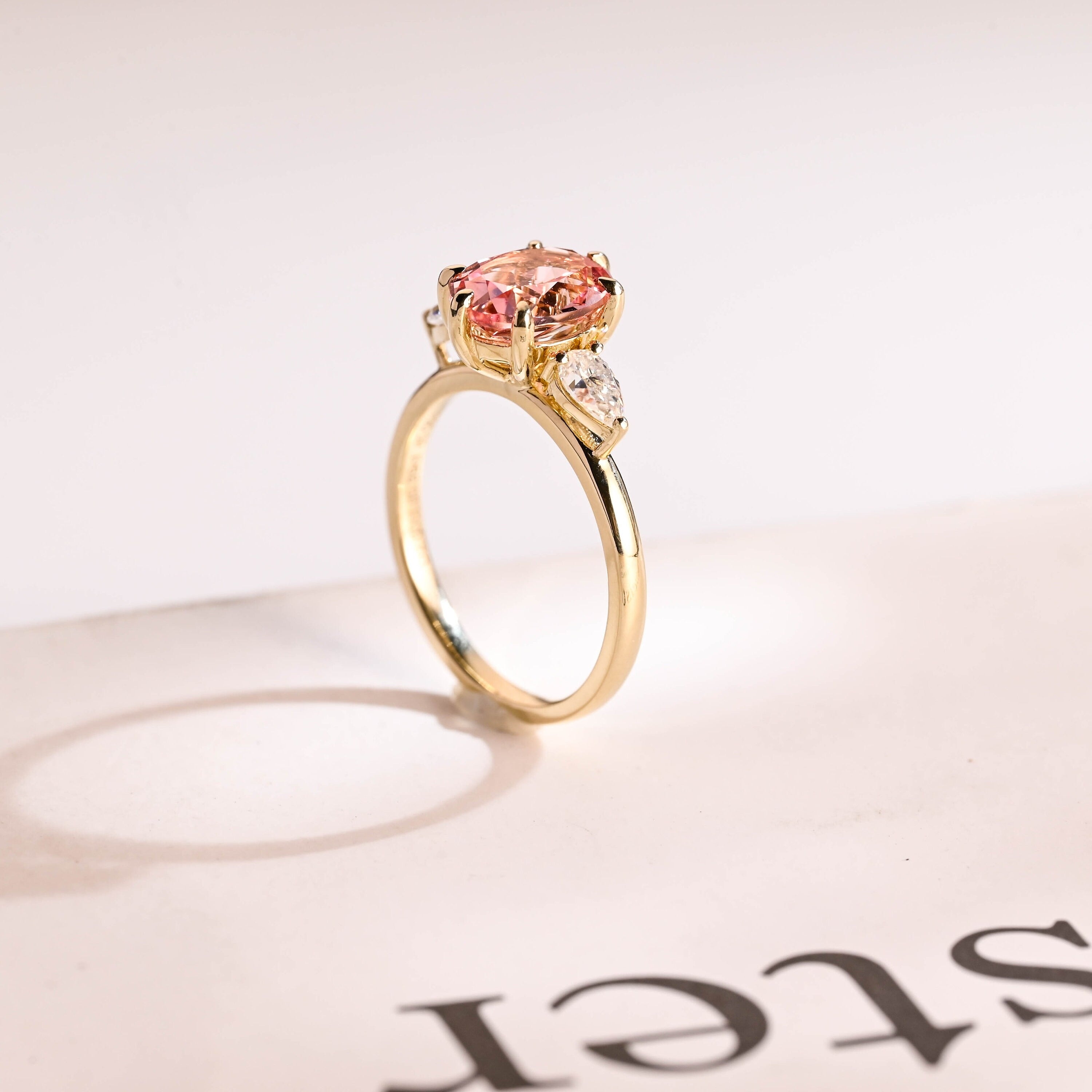Solid Gold Oval Cut Moissanite Pink Sapphire Engagement Ring with Pear Moissanite Imagen secundaria del producto