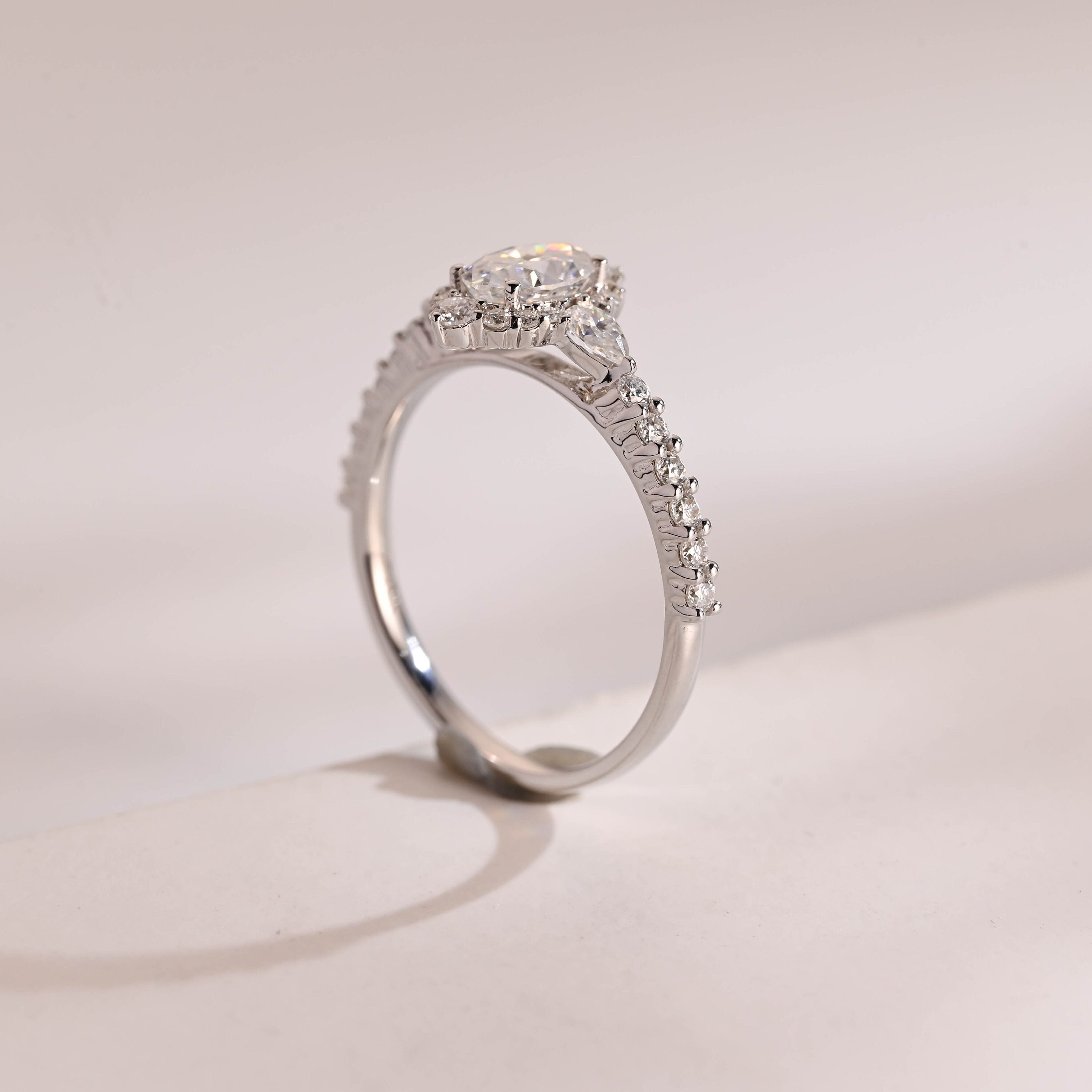 Solid Gold Halo Crushed Ice Oval Moissanite Engagement Ring, Half Eternity Proposal Ring Imagen secundaria del producto