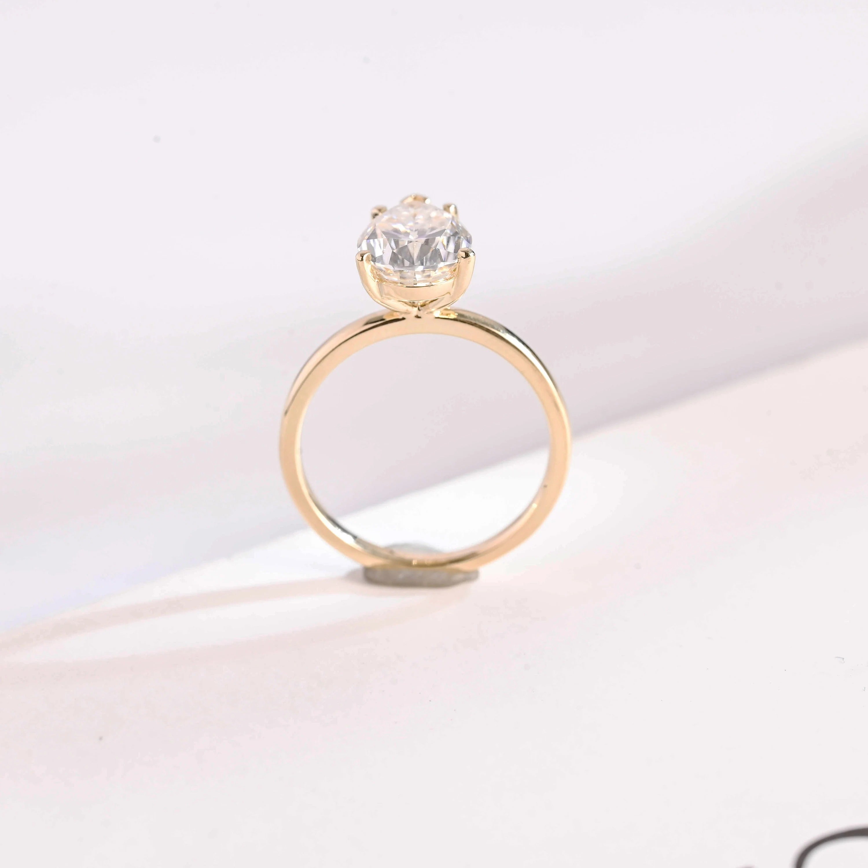 Solid Gold Minimalist Pear Moissanite Engagement Ring Image secondaire du produit