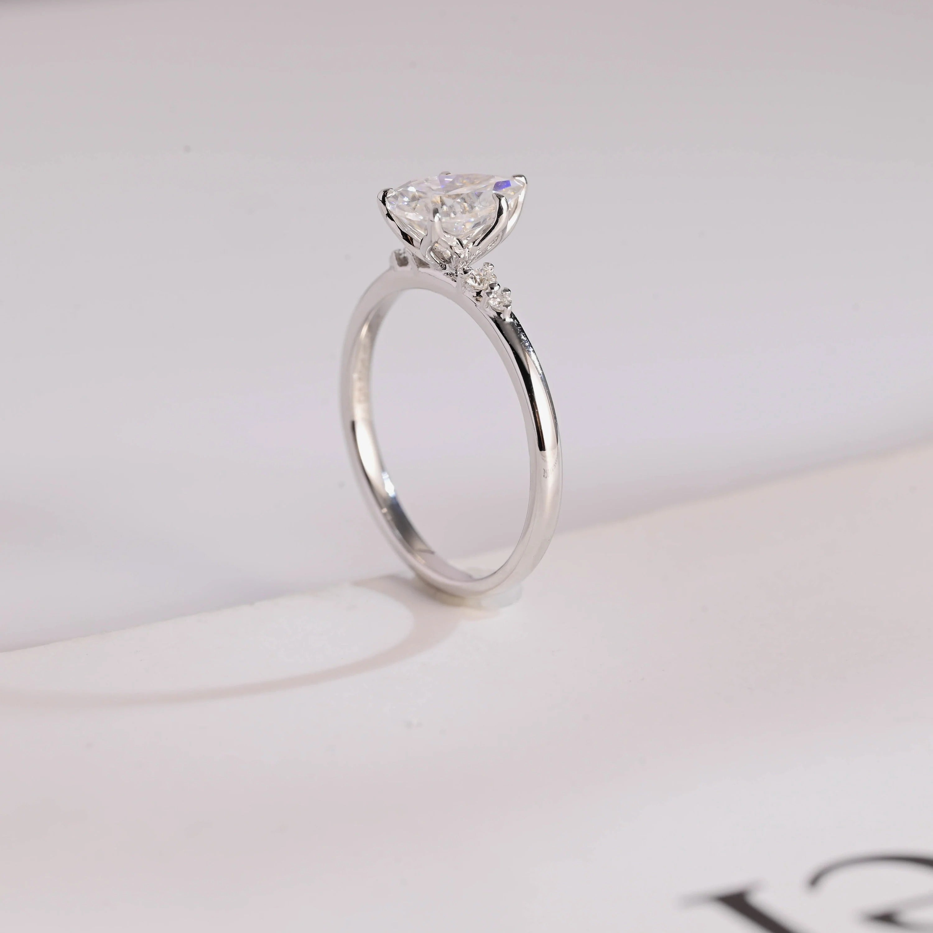 Solid Gold Pear Cut Moissanite Engagement Ring with Side Stone Image secondaire du produit