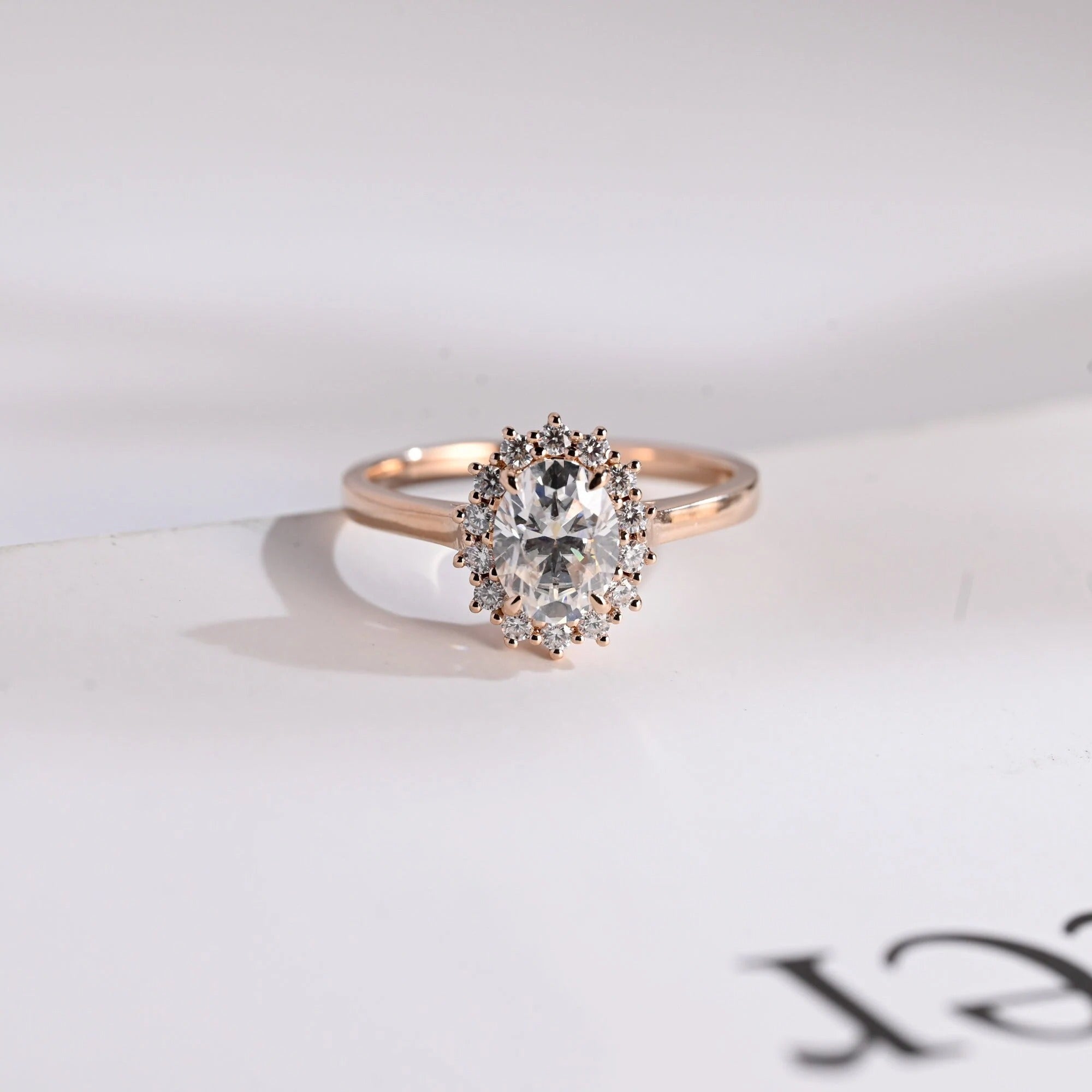 Solid Gold Oval Cut Moissanite Engagement Ring, Anniversary Gift for Her Image principale du produit
