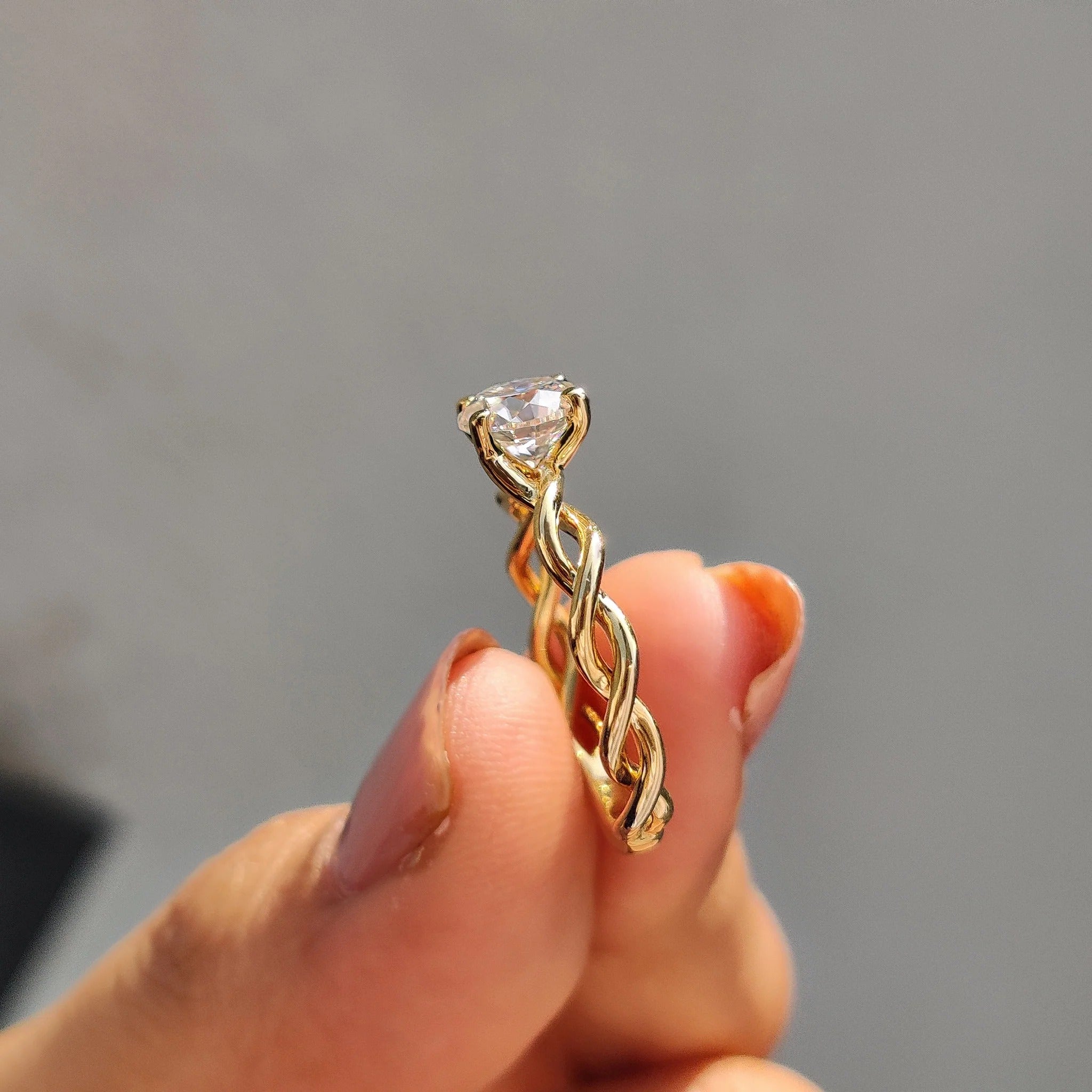 1.0 - 2.0 CT Round Cut Moissanite Twisted Engagement Ring