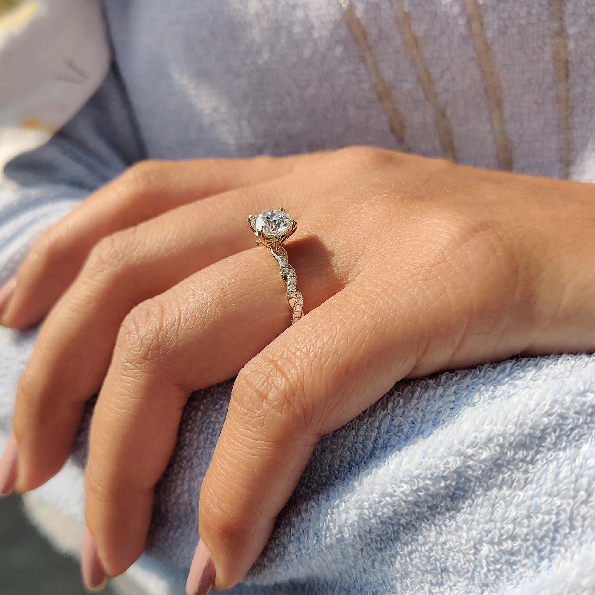 1.0 - 2.0 CT Round Cut Moissanite Engagement Ring Image principale du produit