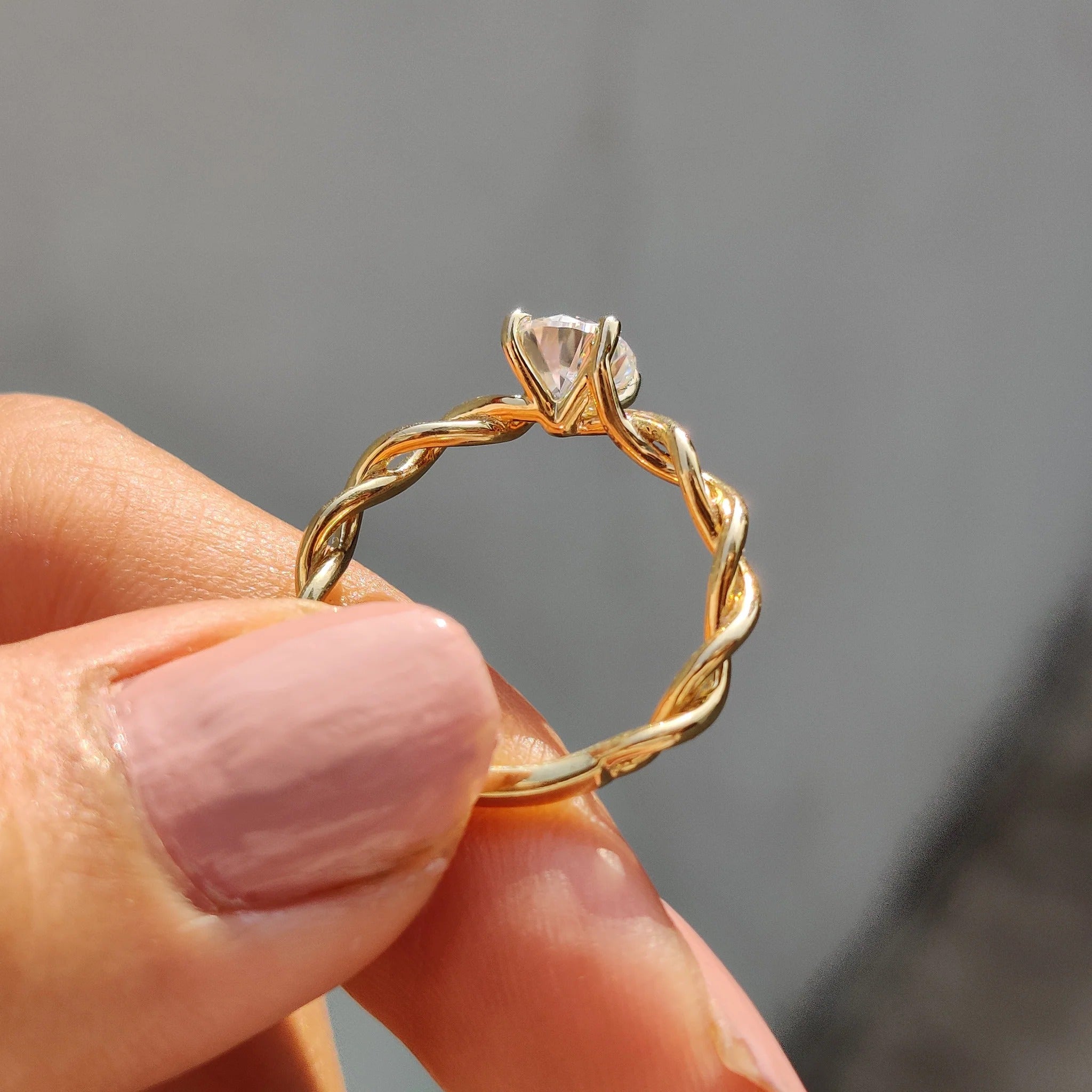 1.0 - 2.0 CT Round Cut Moissanite Twisted Engagement Ring