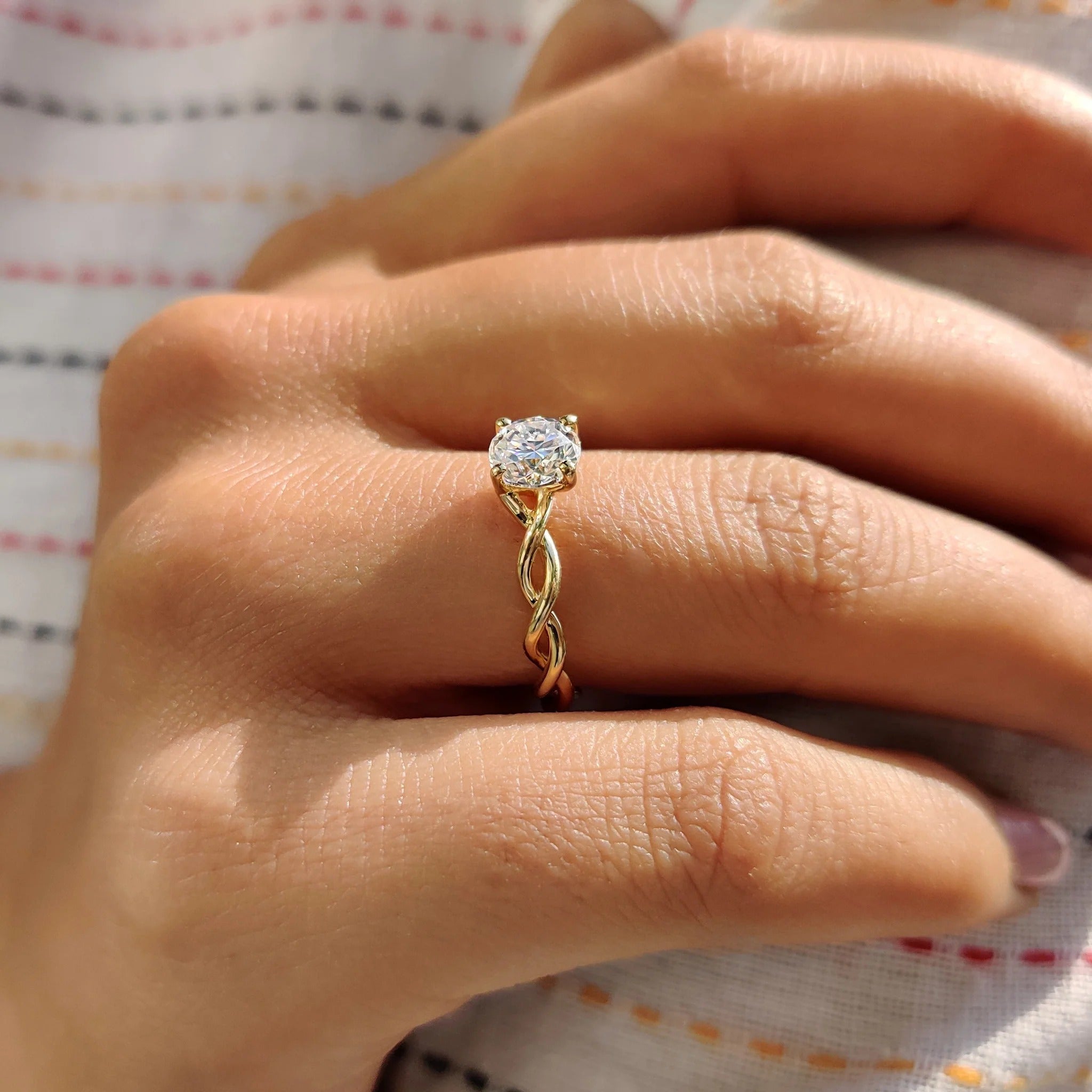 1.0 - 2.0 CT Round Cut Moissanite Twisted Engagement Ring