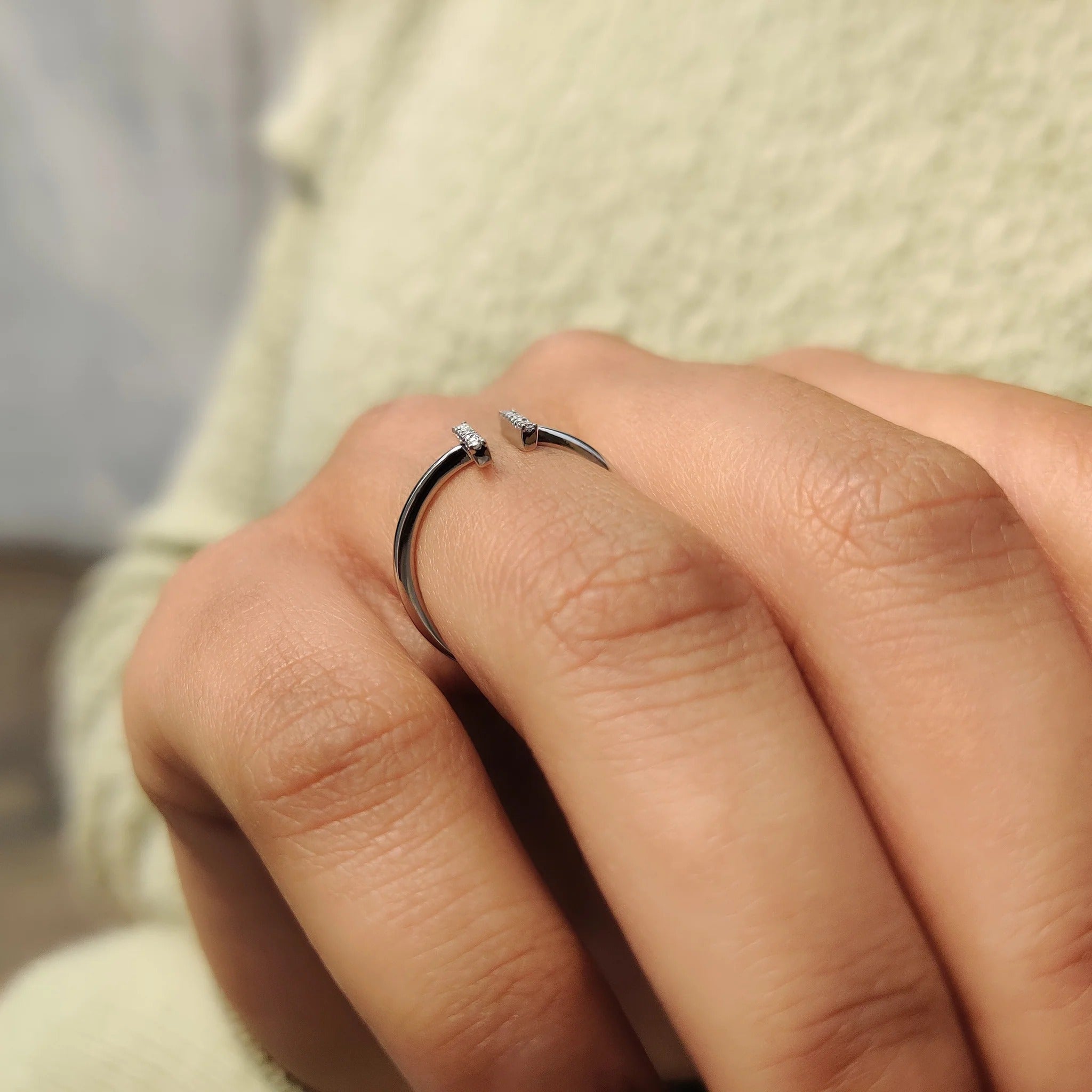0.3 TWC Round Cut Moissanite Engagement Ring