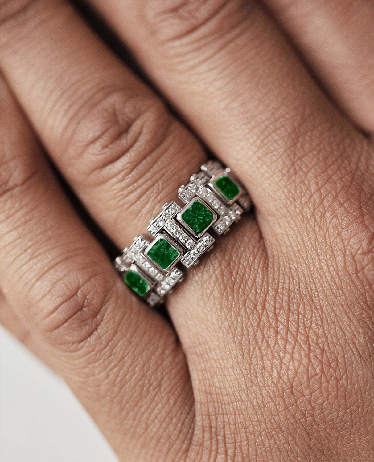 LA PAZ Gold Ring with 4.70ct Emeralds and Diamonds Secondary image