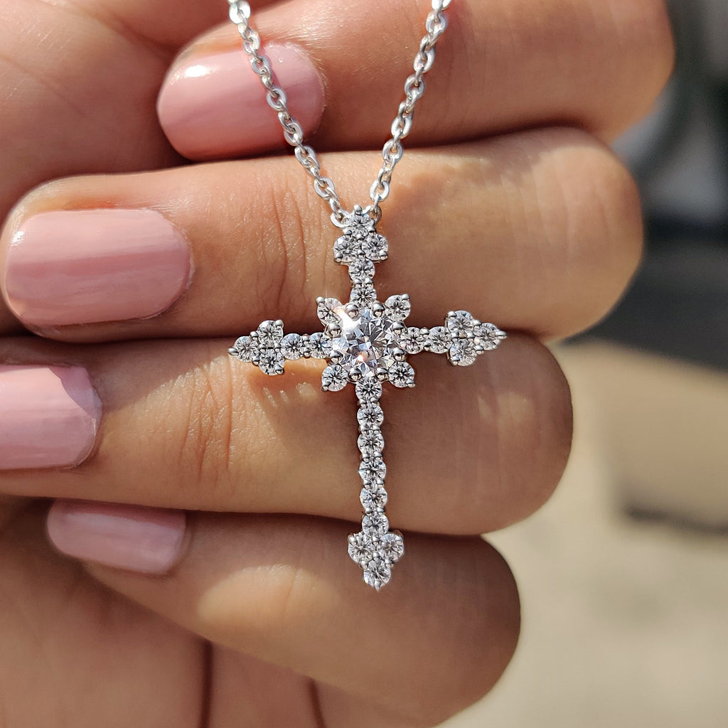 Criss Cross Pendant In Round Cut Moissanite