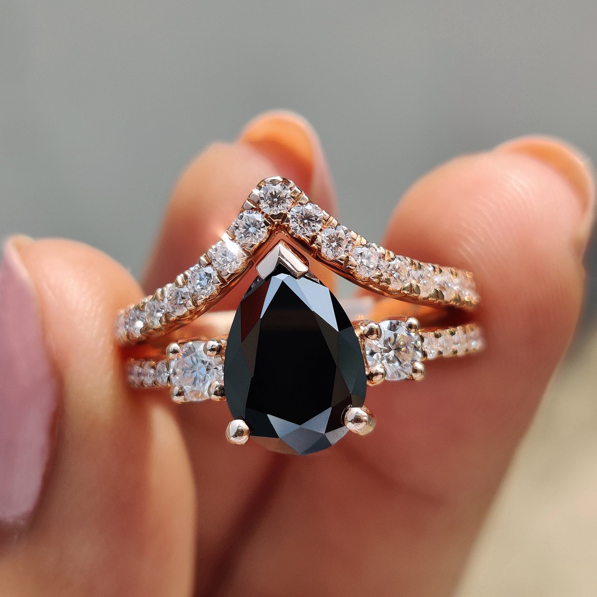 Black Pear Engagement Ring With Curved Wedding Band Image principale du produit