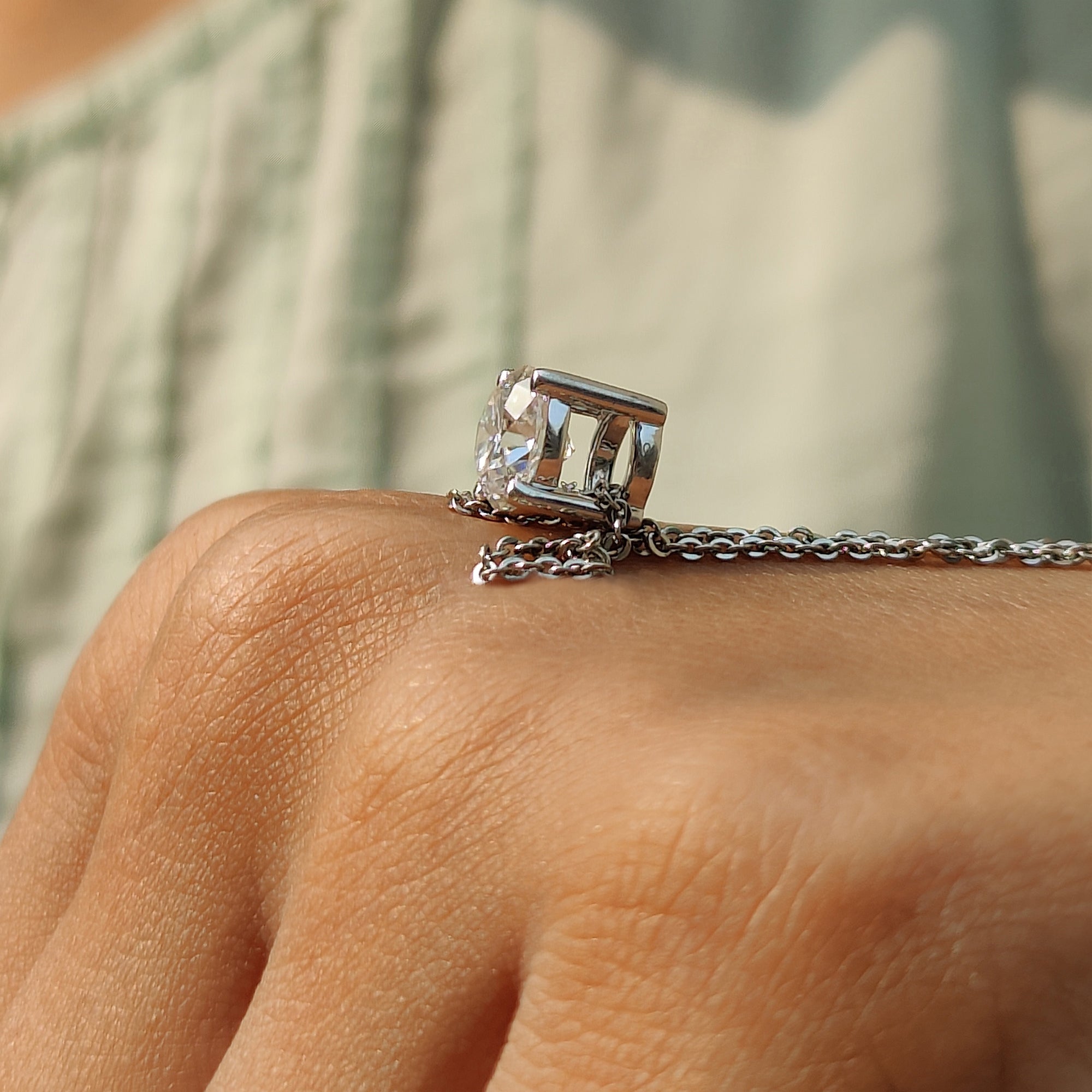 Round Cut Pendant With Simple Solitaire Style