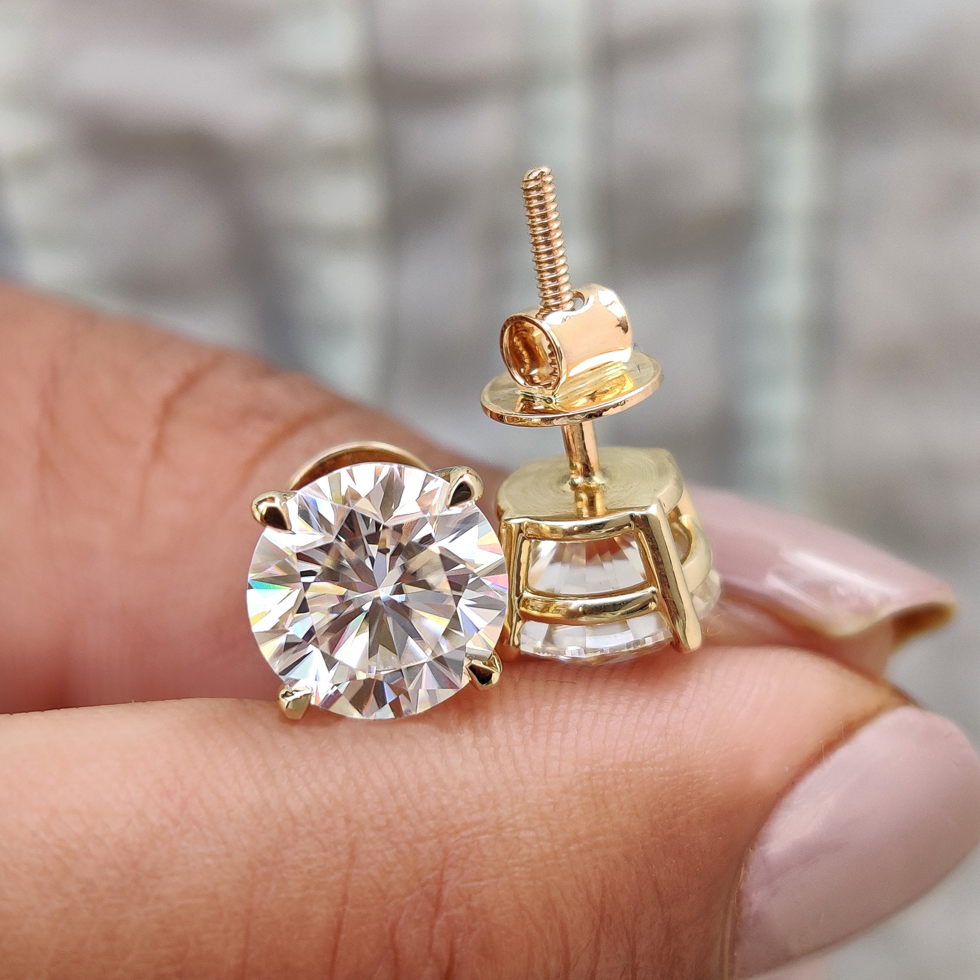 Round Cut Stud Earrings crafted in Moissanite with Screw Back Zweitbild