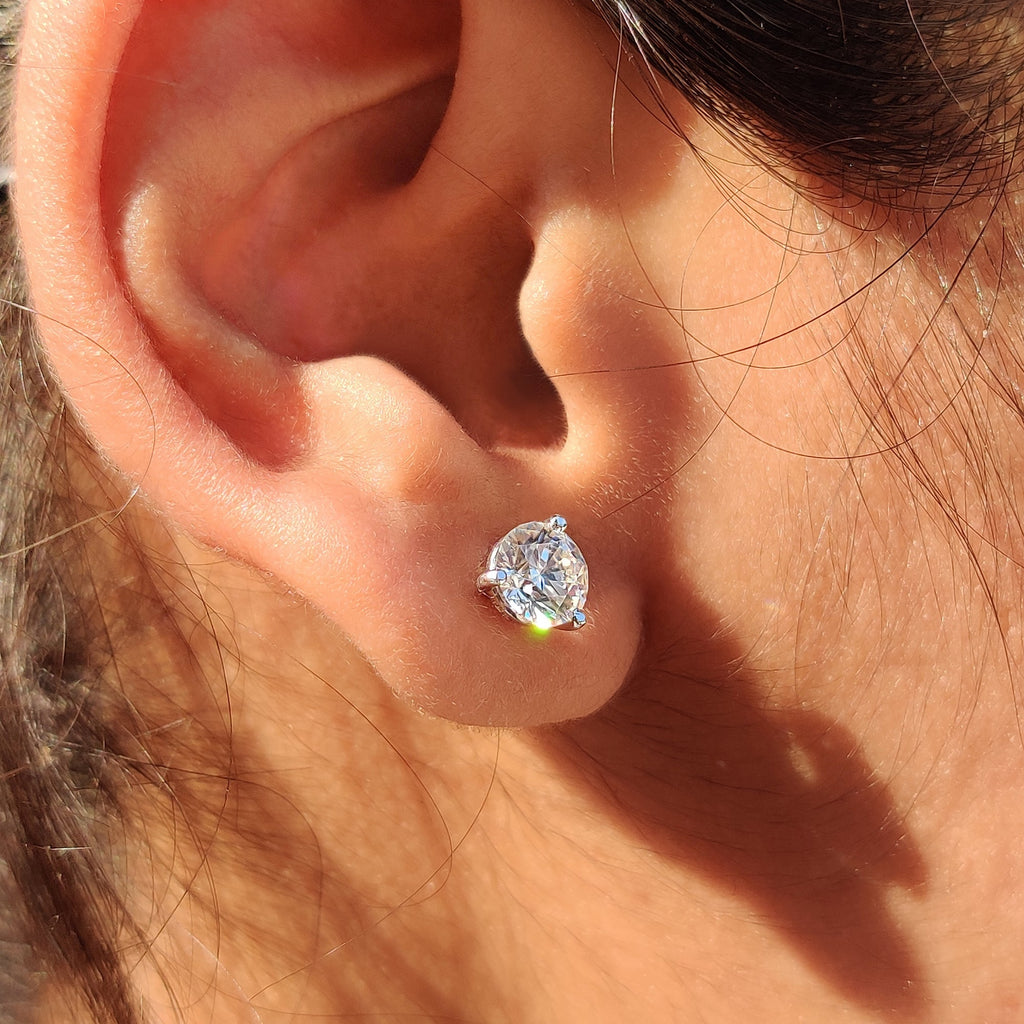 Round Diamond Stud Earrings In White Gold