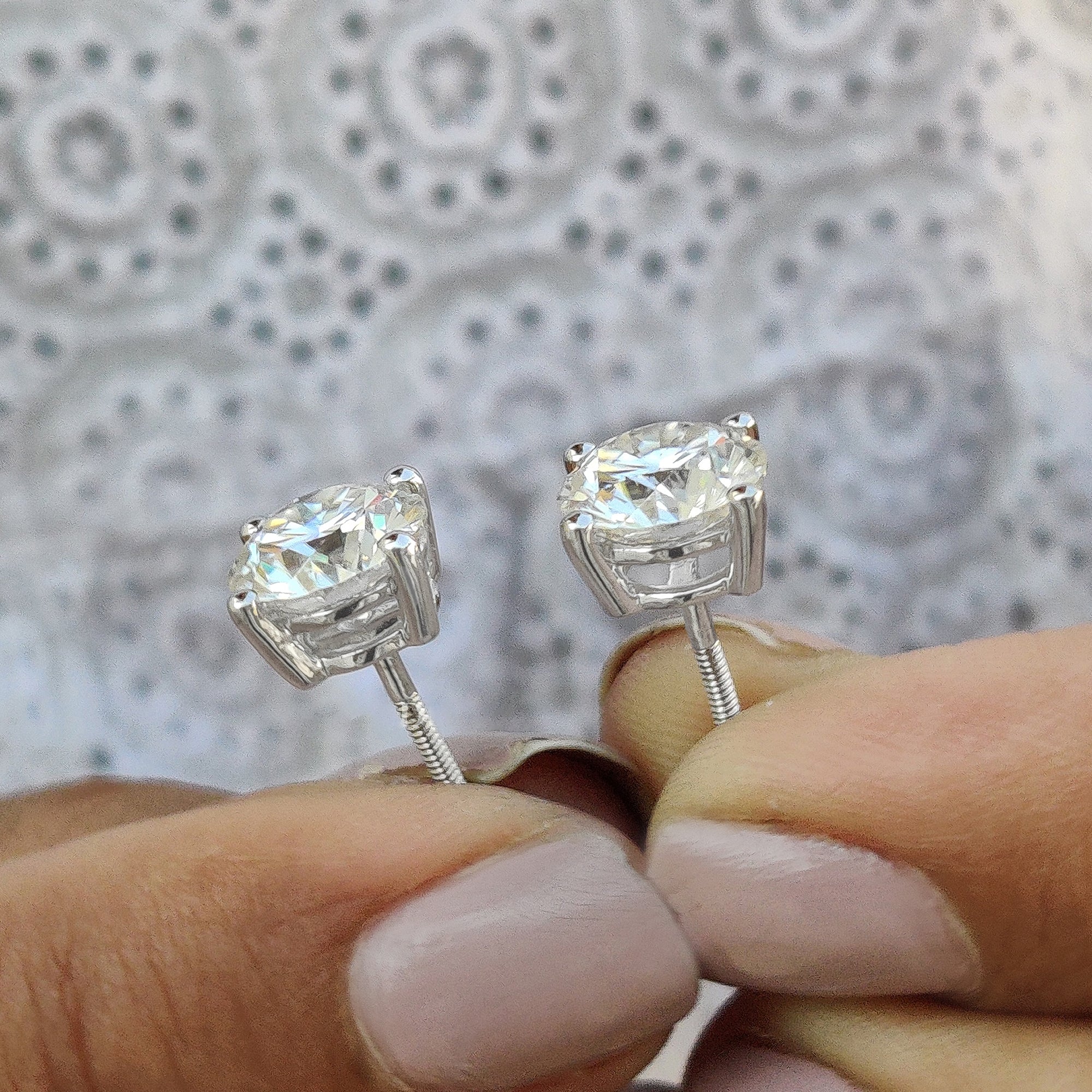 Screw Style Round Cut Stud Earrings Imagen secundaria del producto