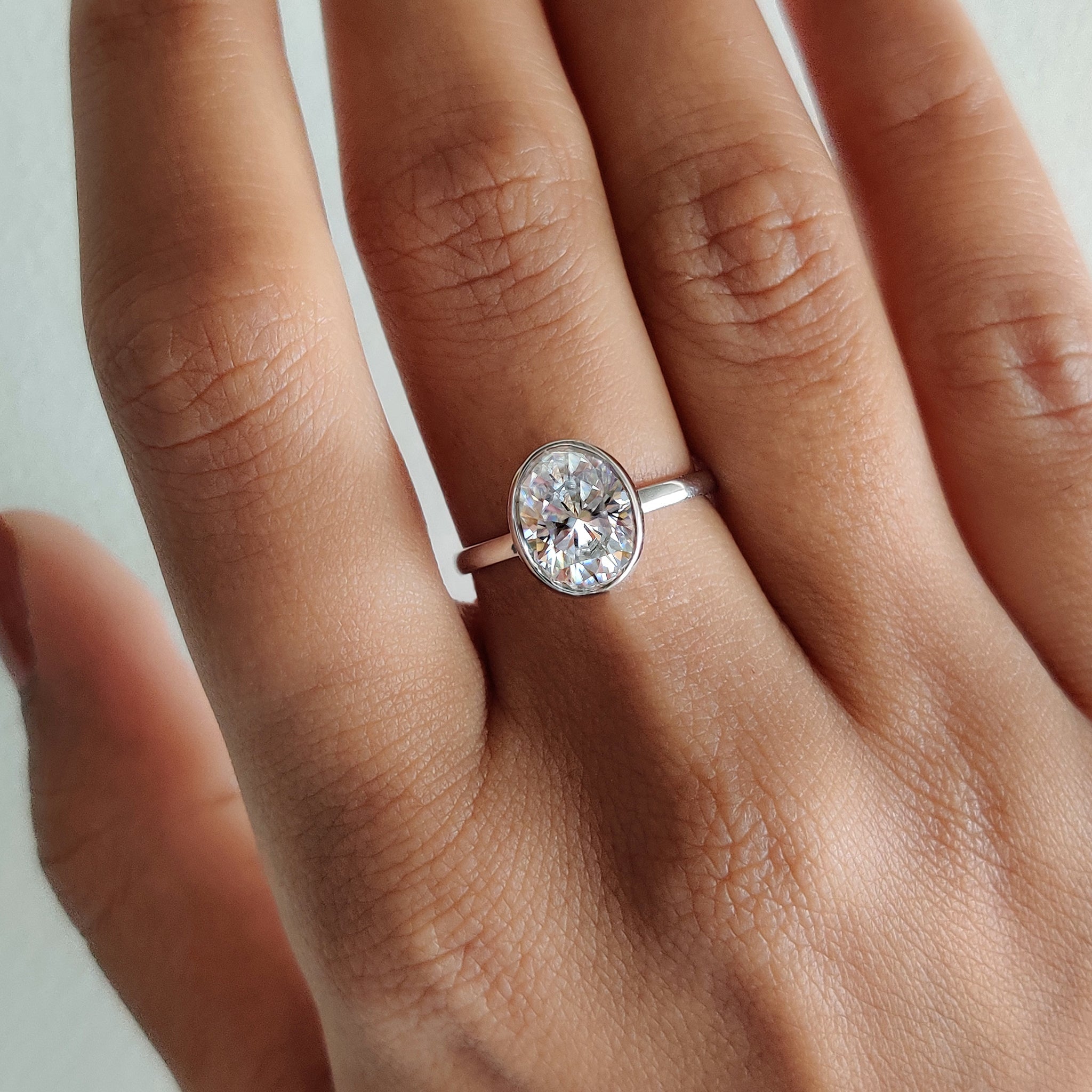 Oval Bezel Engagement Ring In Solitaire Style Imagen secundaria del producto