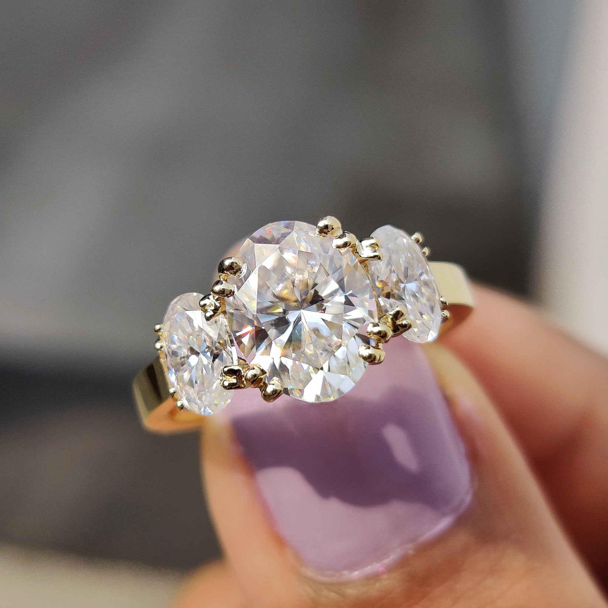 3 Stone Oval Engagement Ring With Double prong setting Hauptbild