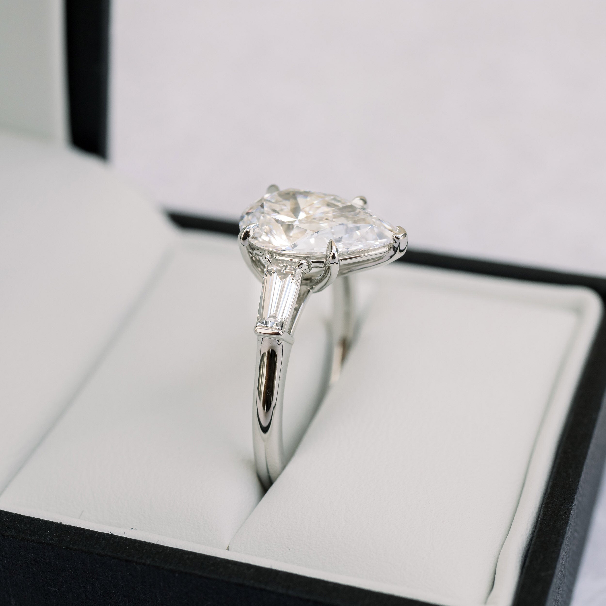 3.0 CT Pear Moissanite Three Stones Engagement Ring