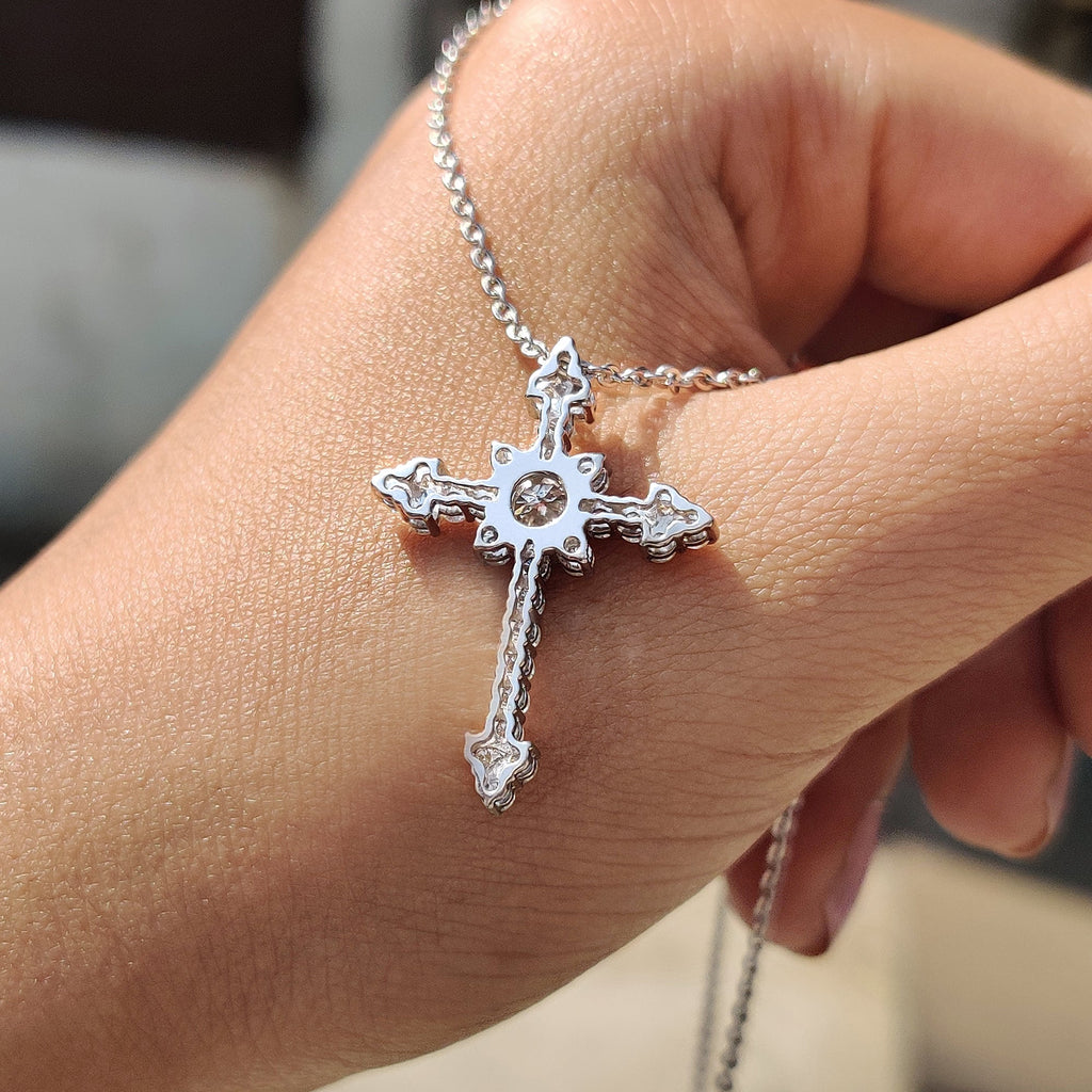 Criss Cross Pendant In Round Cut Moissanite