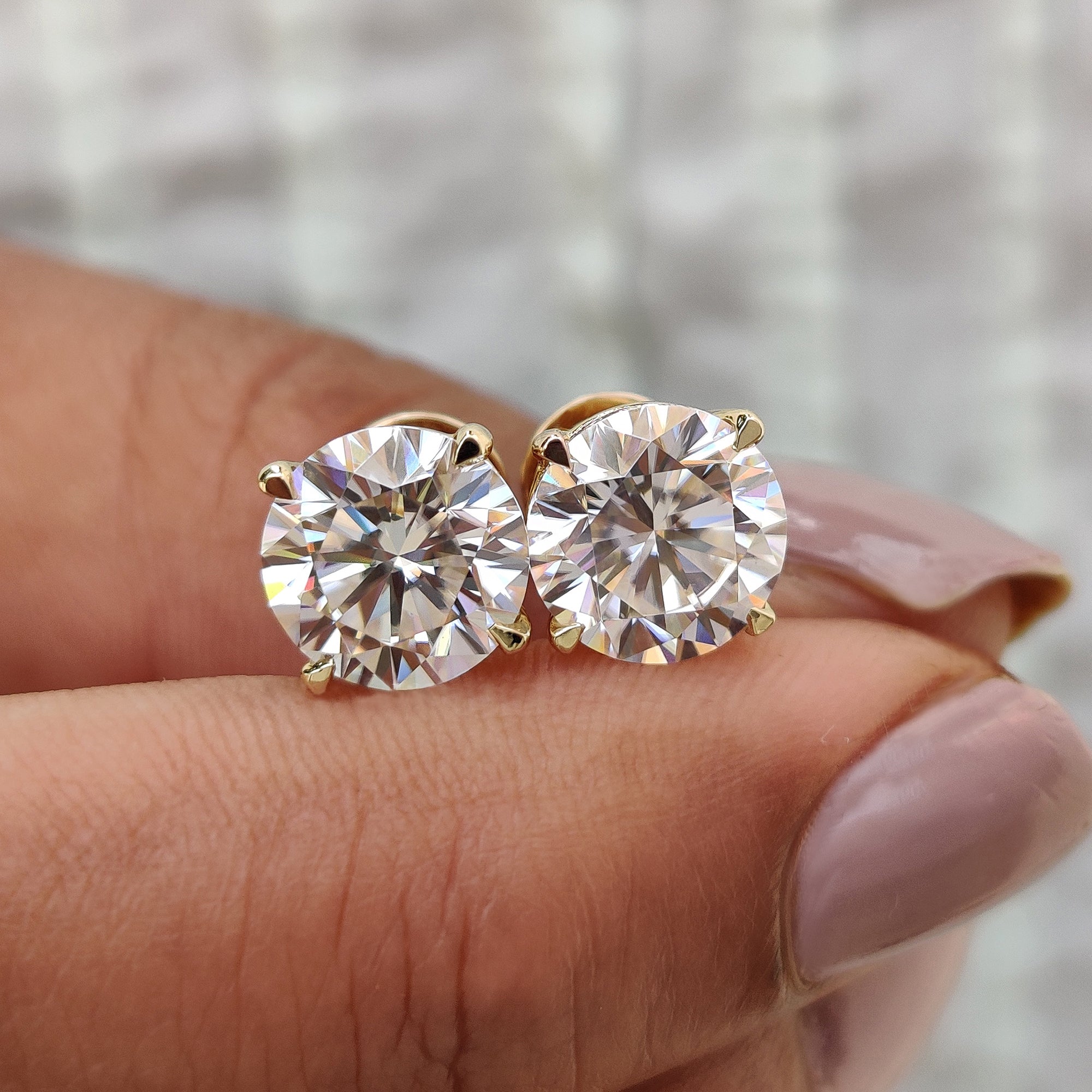 Round Cut Stud Earrings crafted in Moissanite with Screw Back Hauptbild