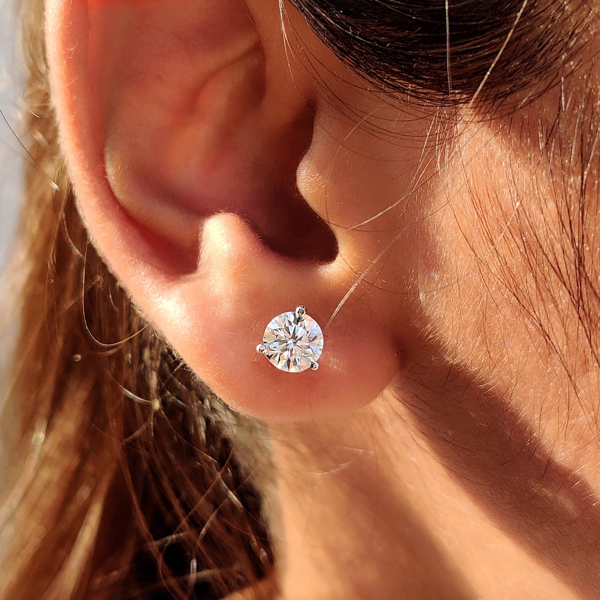 Round Diamond Stud Earrings In White Gold