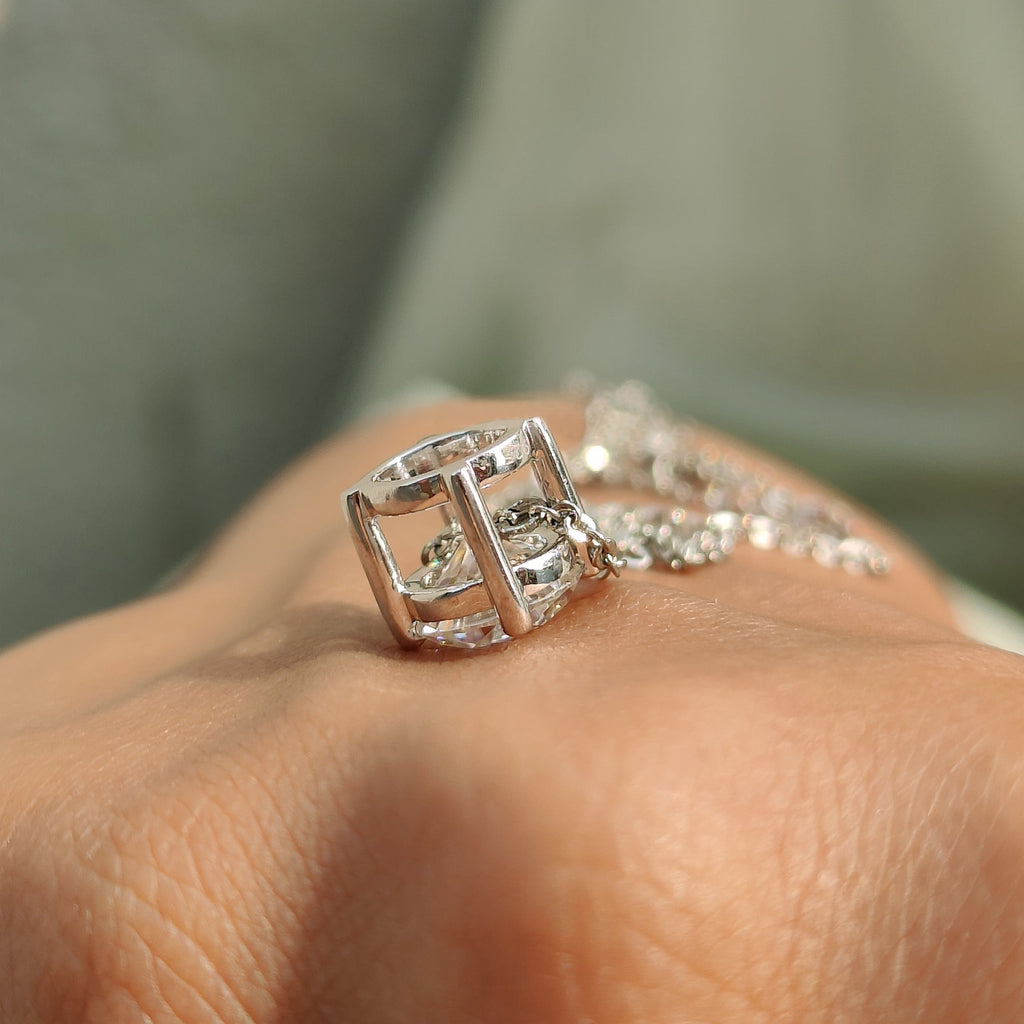 Round Cut Pendant With Simple Solitaire Style