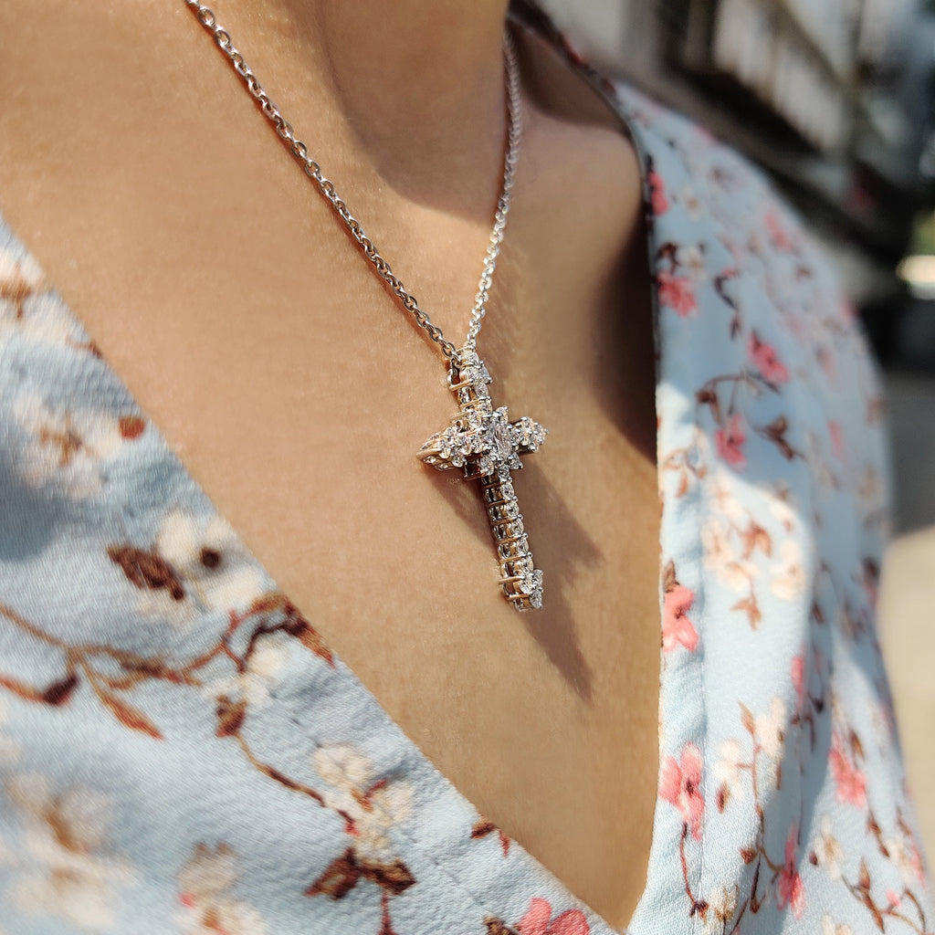 Criss Cross Pendant In Round Cut Moissanite