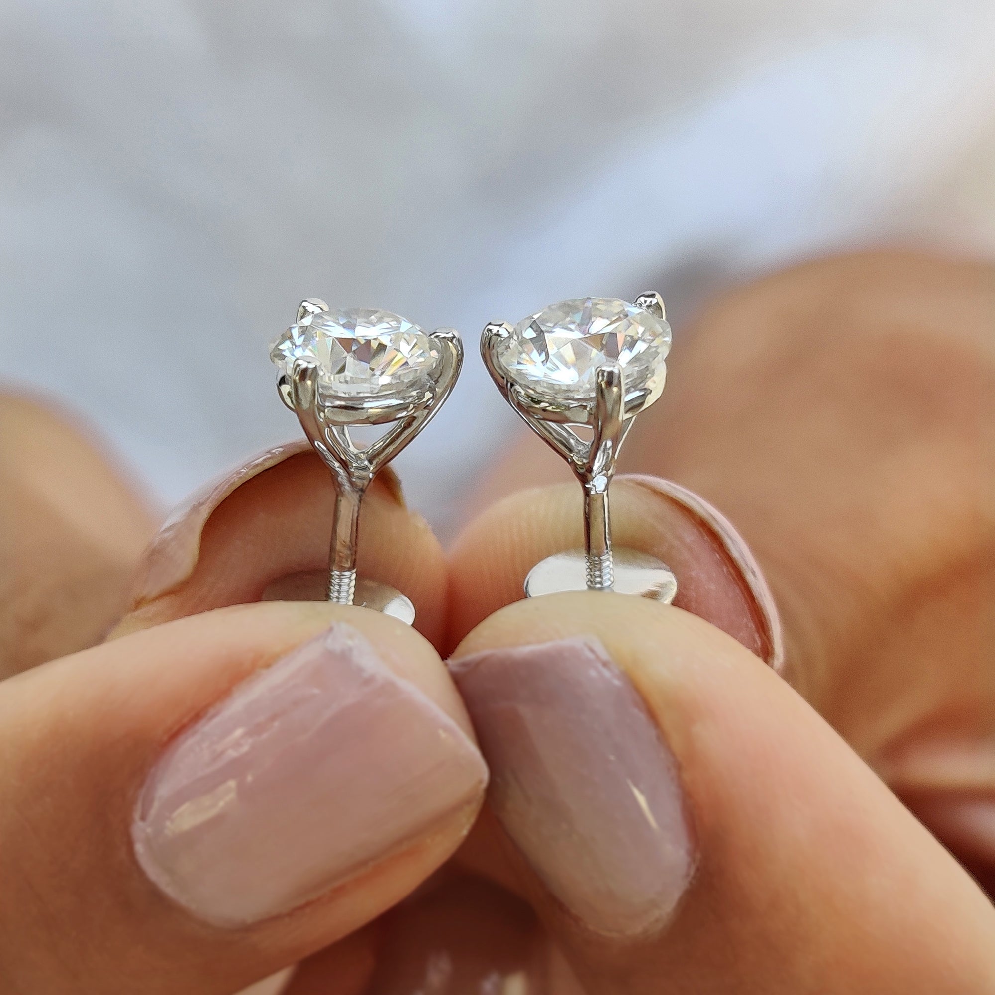 Round Diamond Stud Earrings In White Gold