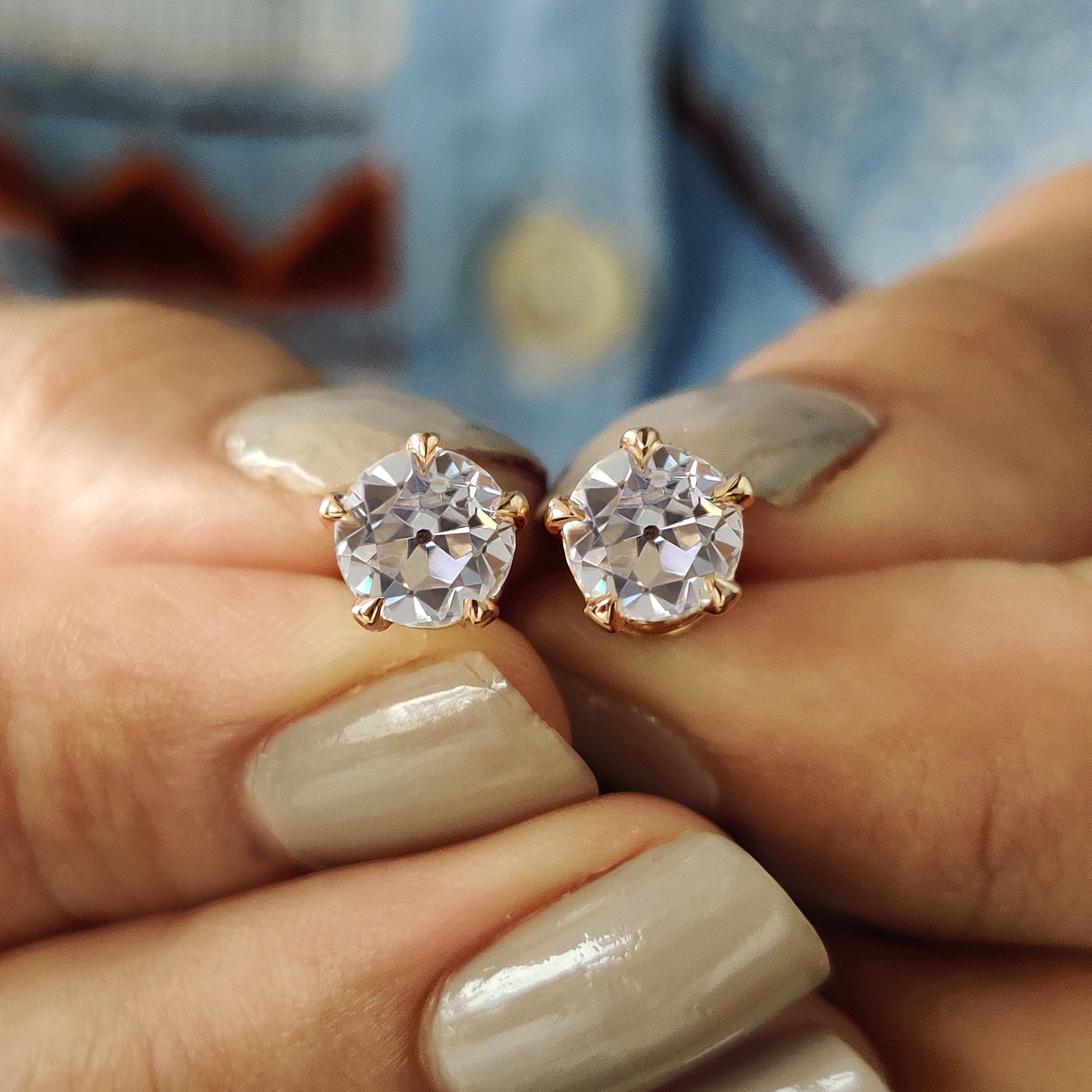 Round Old European Cut Stud Earrings In Screw Back Image principale du produit