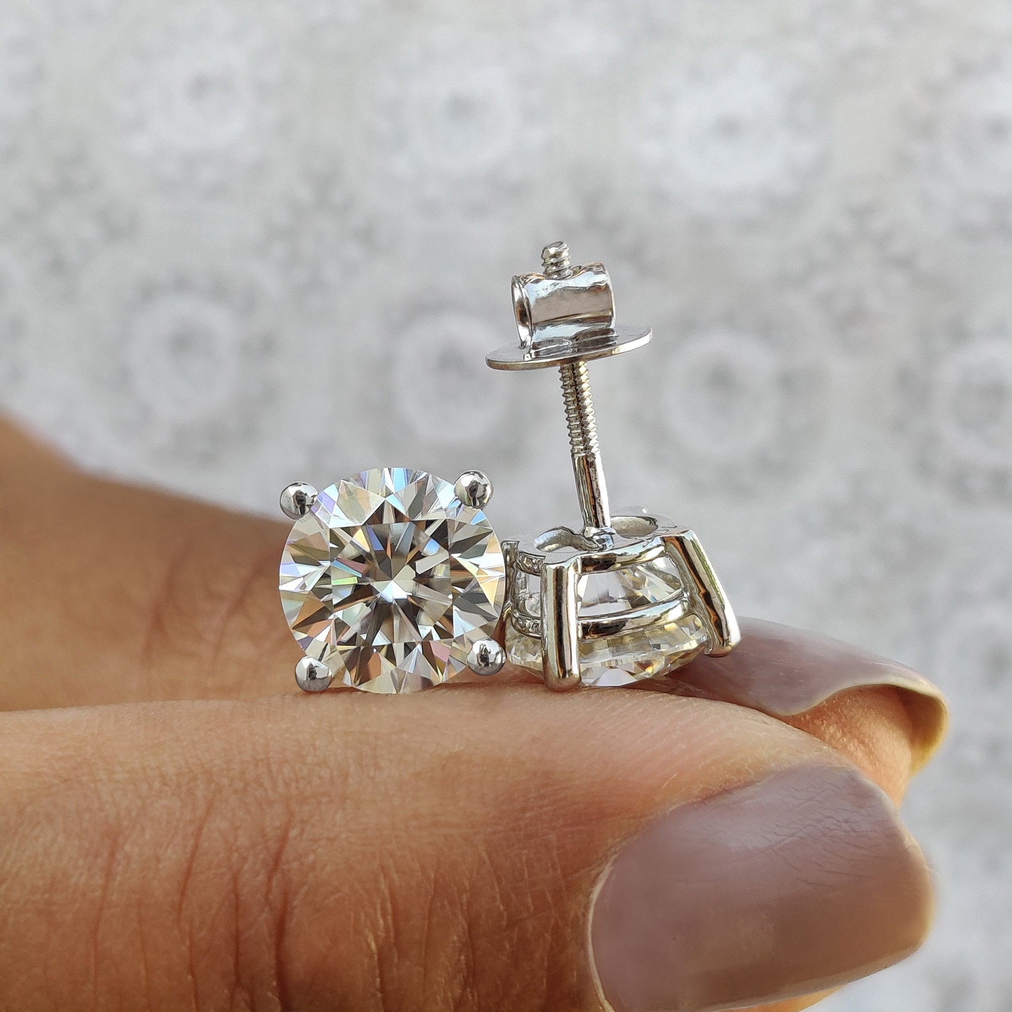 Elegant Round Diamond Stud Earrings for Gifting