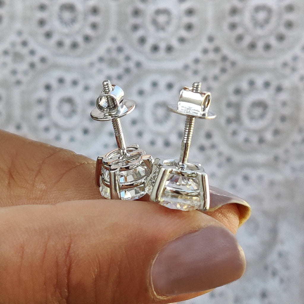 Elegant Round Diamond Stud Earrings for Gifting
