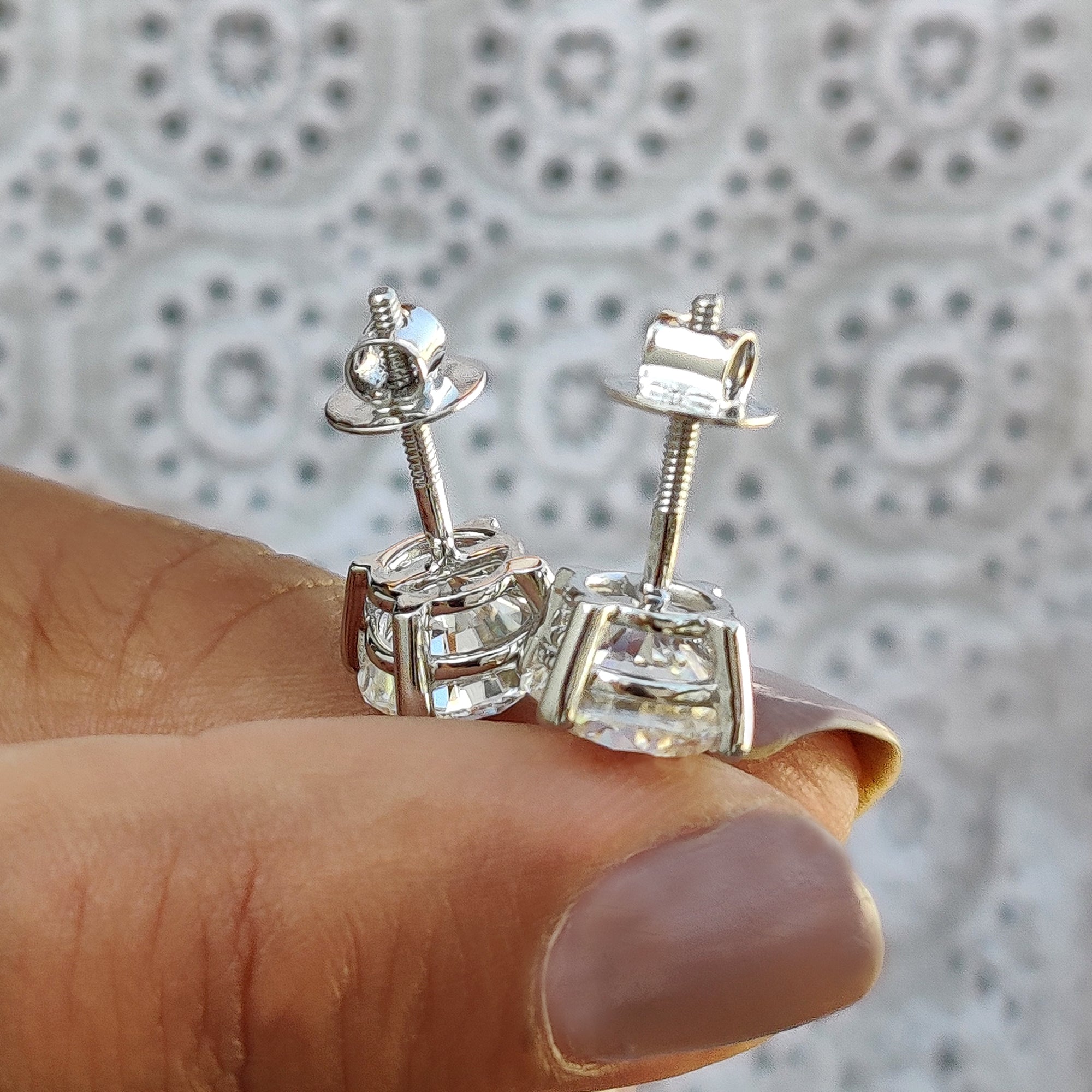 Elegant Round Diamond Stud Earrings for Gifting