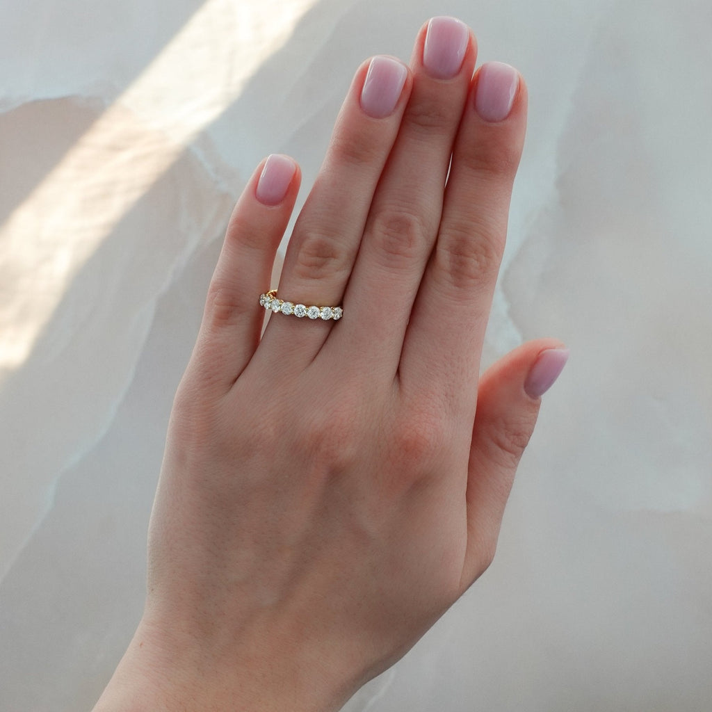 Shared Prong Rope Wedding Band With Round Diamonds
